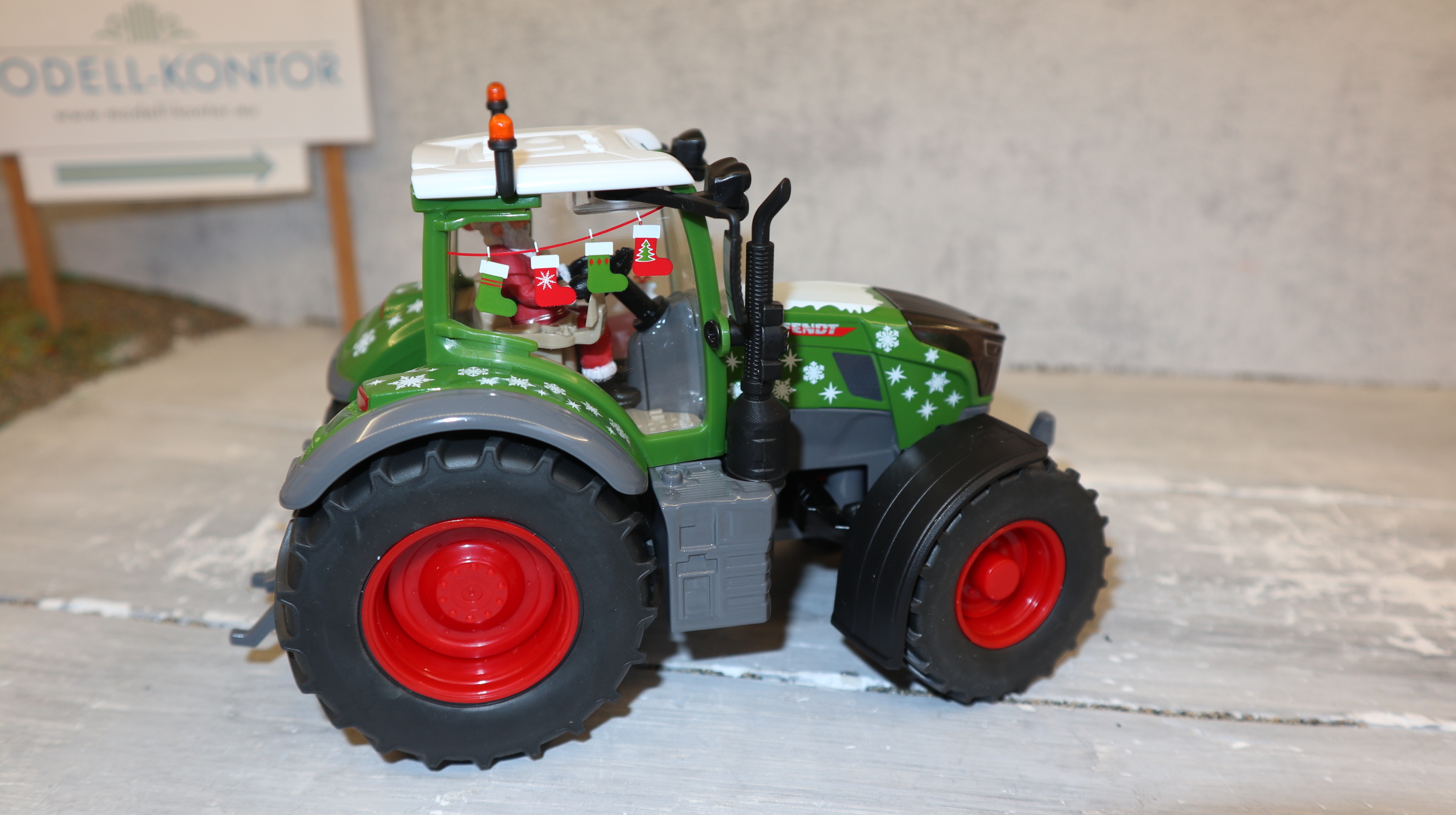 Siku 3224 in 1:32, Weihnachtstrecker 20245 Fendt 728, NEU in OVP 