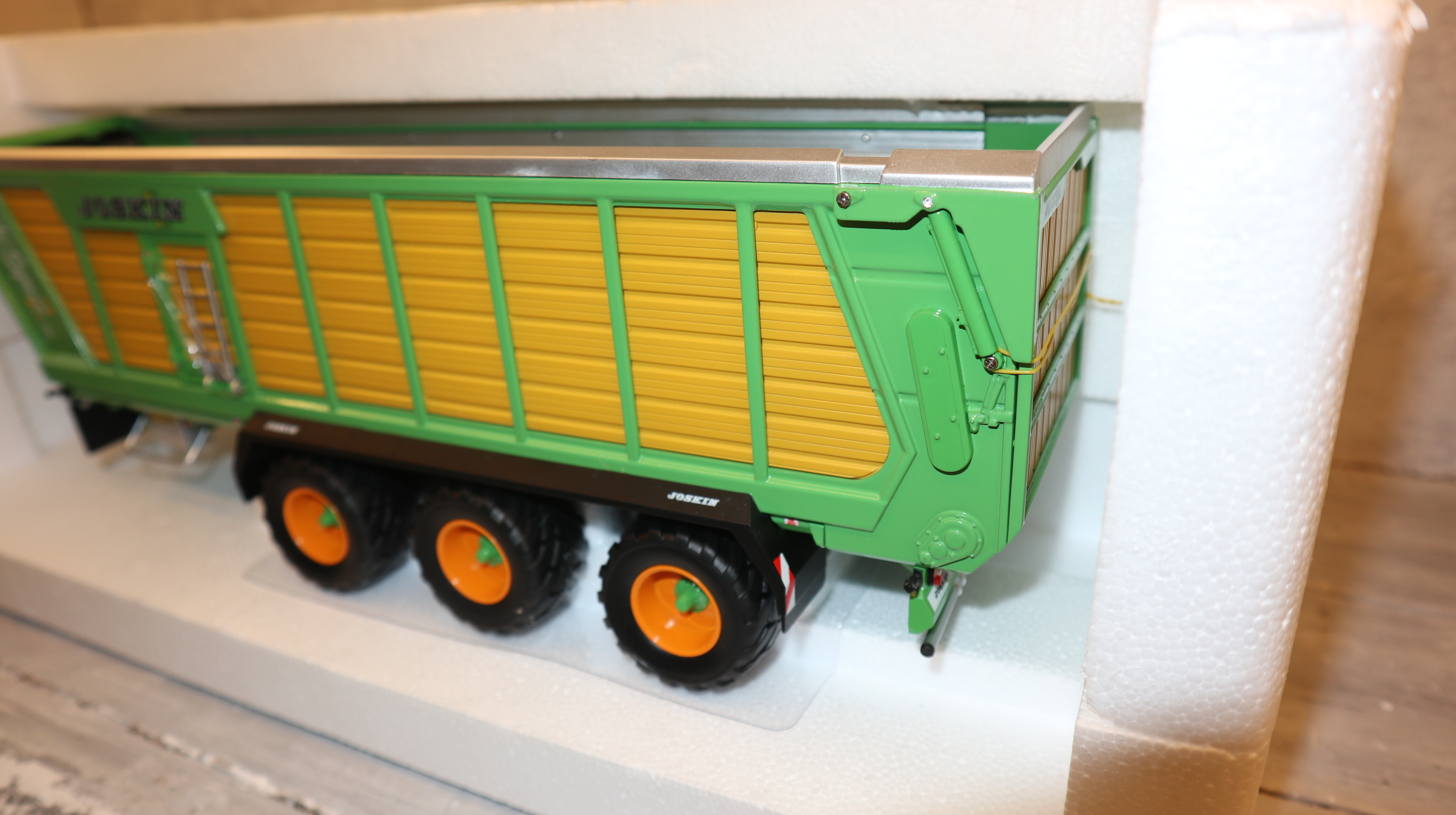 Universal Hobbies UH 5336 in 1:32, Joskin Silo-Space 2 590T,  NEU in OVP