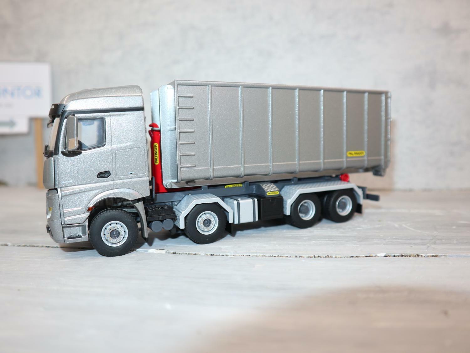 WSI 02-2193 in 1:50, MB Actros 8x4 Palfinger Abroller silber mit 40m2-Container, NEU in OVP