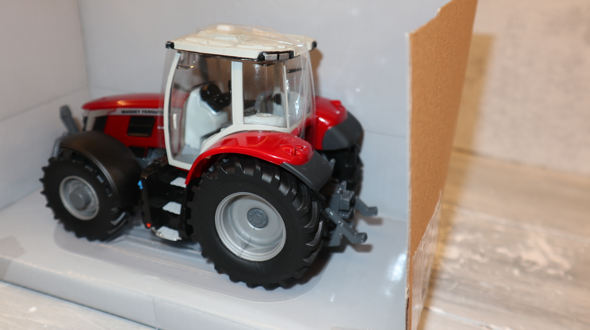 Britains Ertl 16447 in 1:32,  Massey Ferguson 6S.180,  aus USA, NEU in OVP