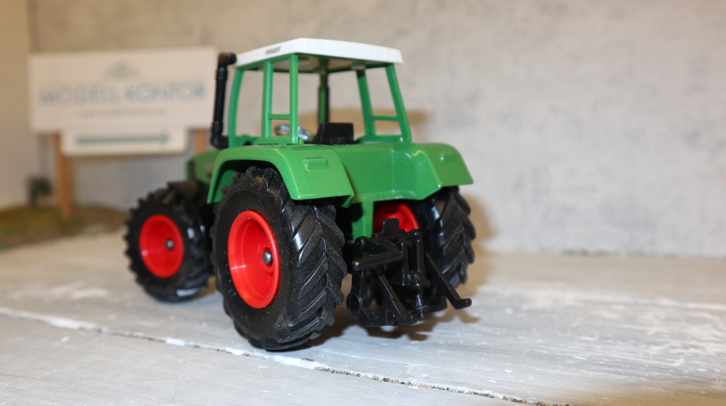 Siku 2961 in 1:32, Fendt Farmer 926 mit schwarzem Chassis , NEU in OVP