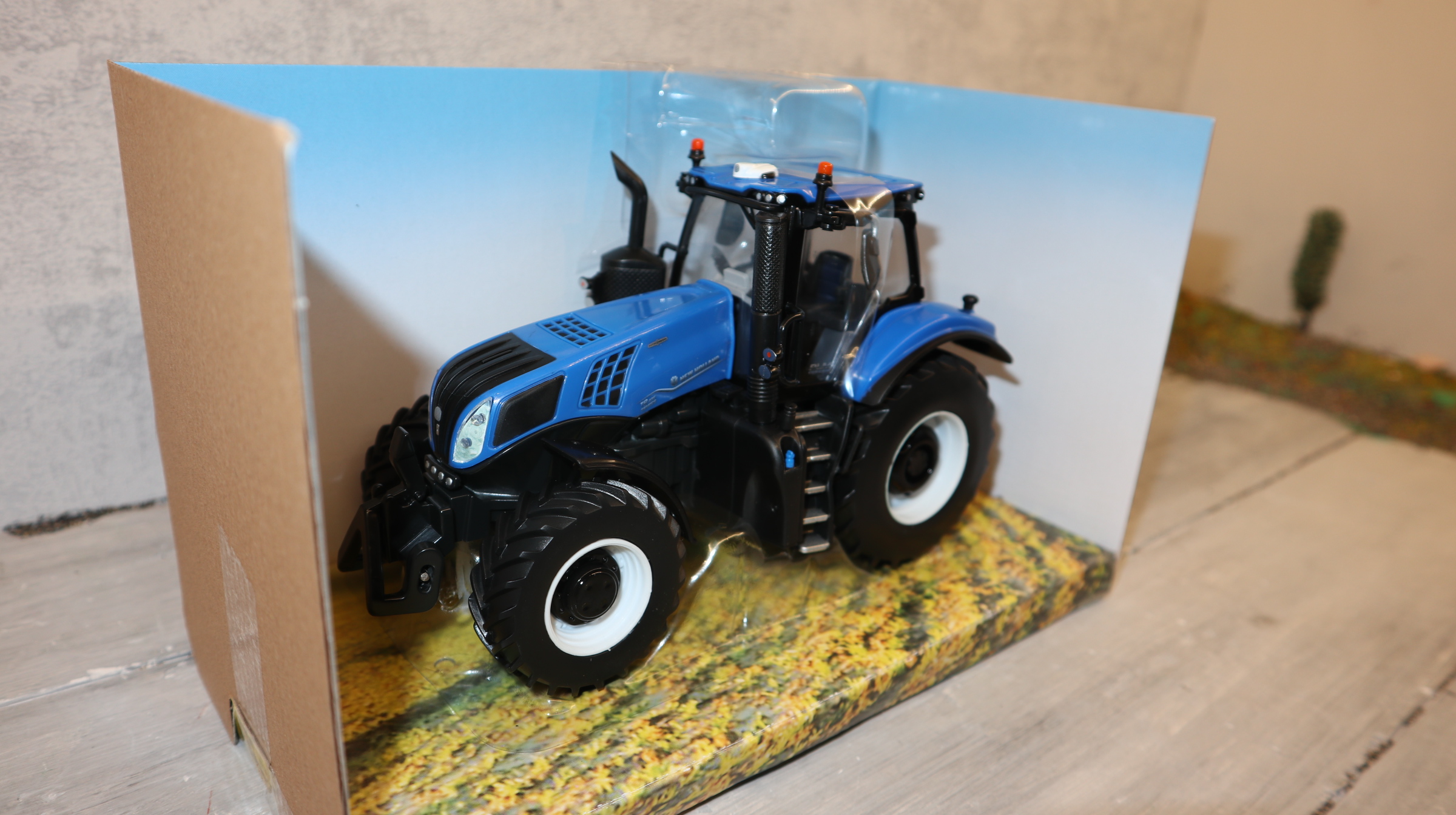 Britains 43339 in 1:32,  New Holland T8.435 GENISIS, NEU in OVP