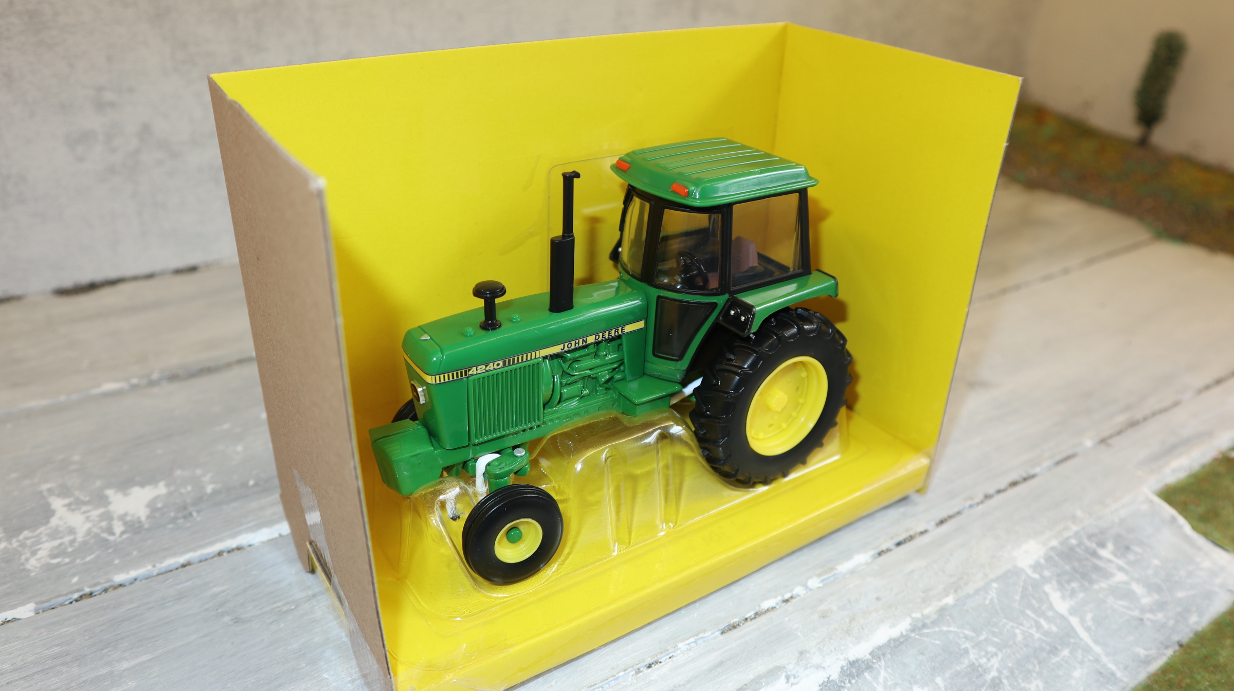 Britains 43376 in 1:32,  John Deere 4240 EU-Version, NEU in OVP