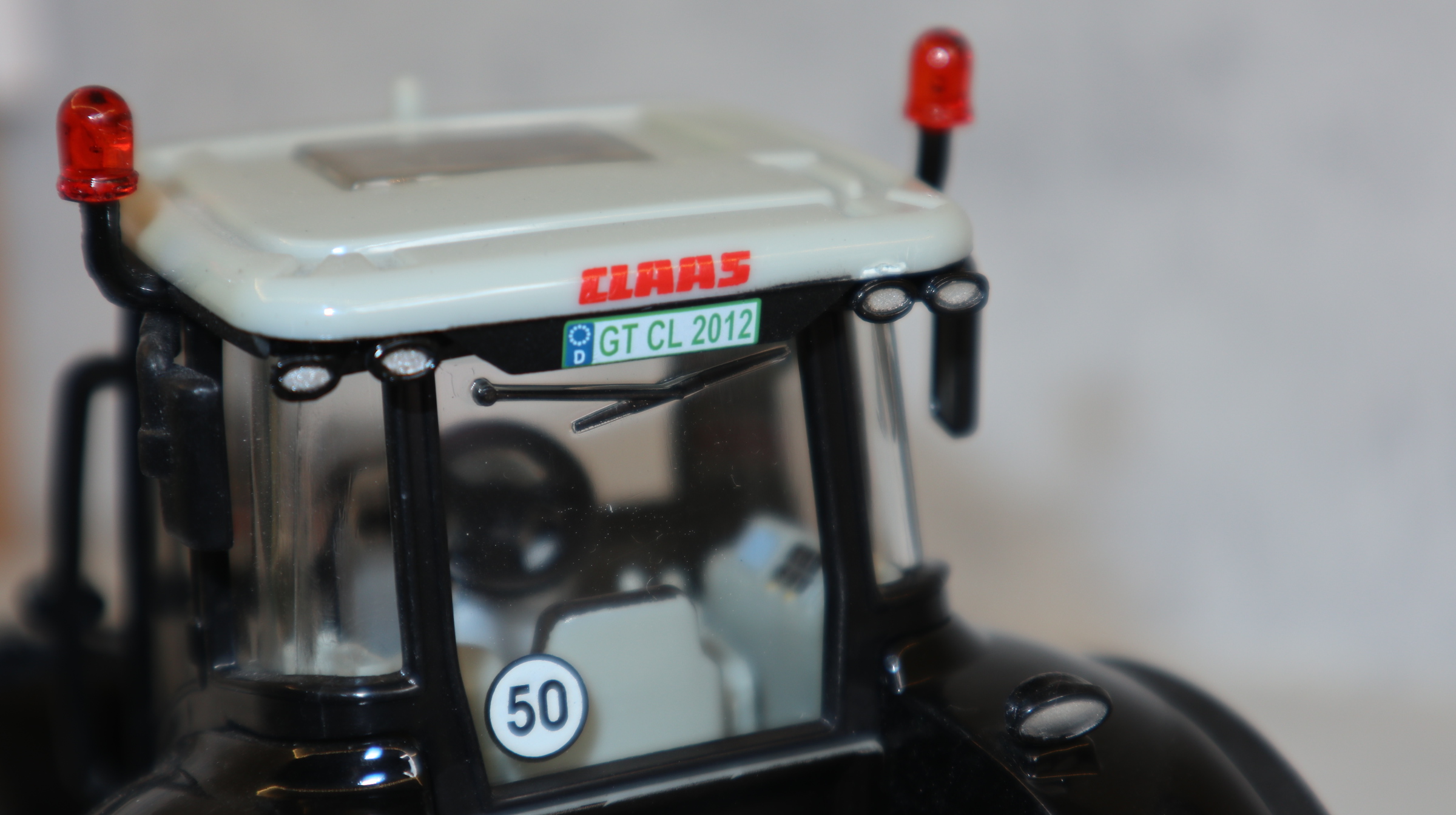 Siku 3261 in 1:32 Claas Axion 850 Blackline, NEU in OVP