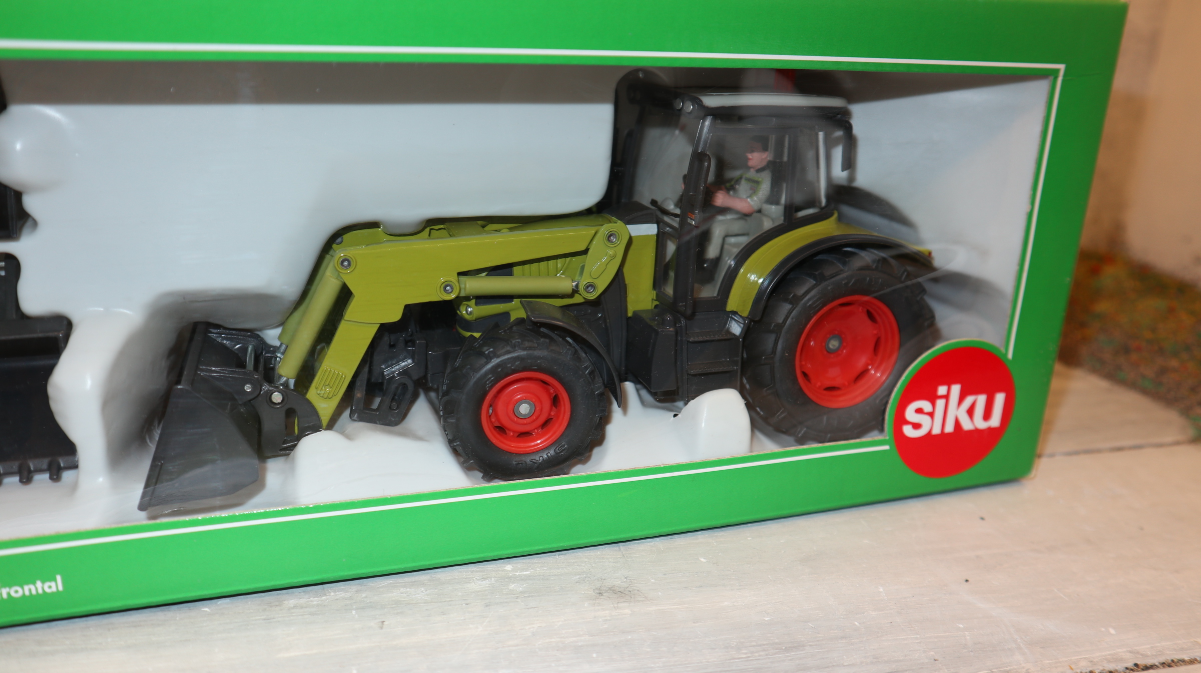 Siku 3690 in 1:32, Claas Traktor mit Frontlader Set,  Sondermodell, NEU in OVP