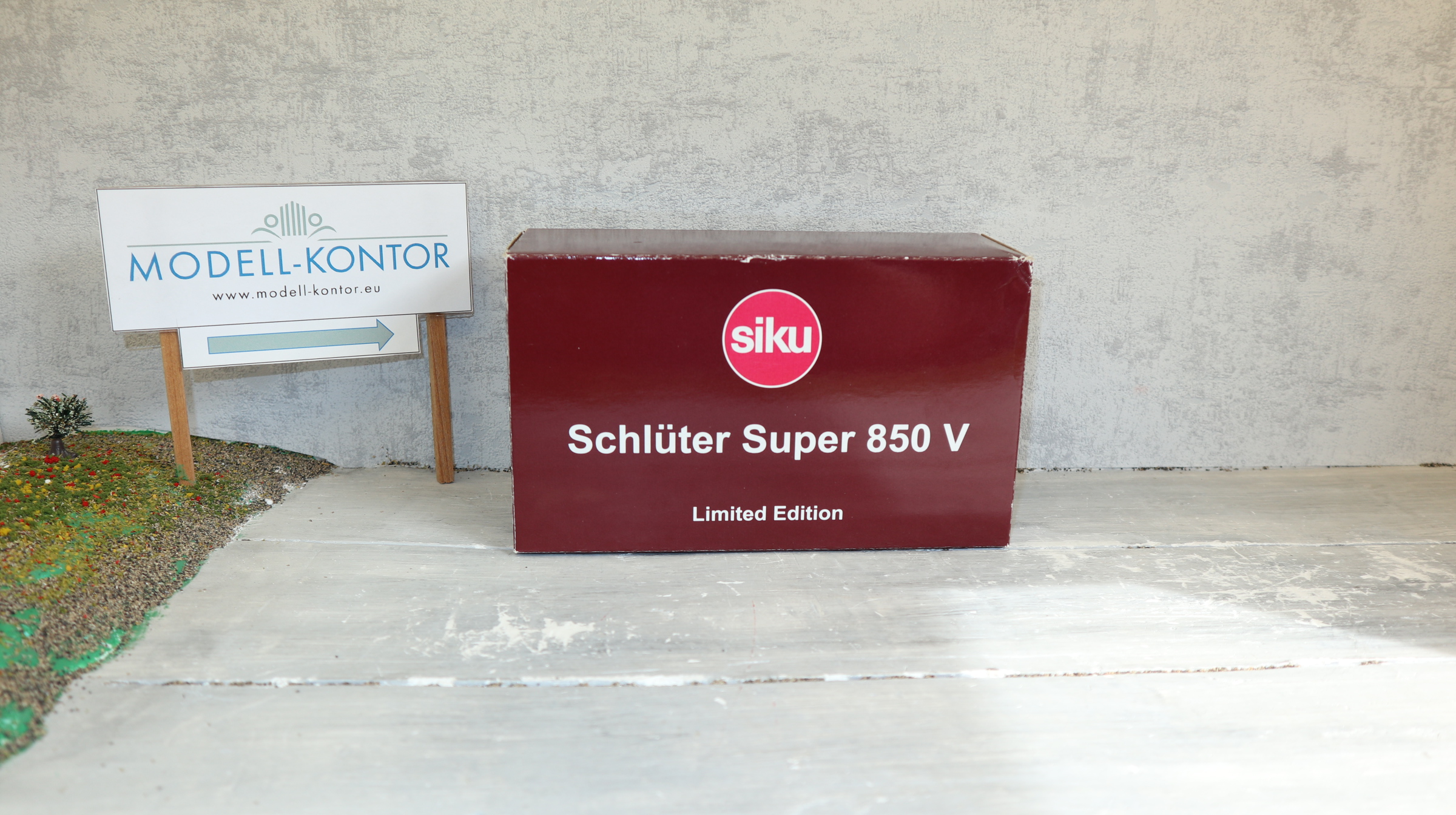 Siku 3469 in 1:32, Schlüter Super 850V in weinrot-metallic, Sondermodell, NEU in OVP