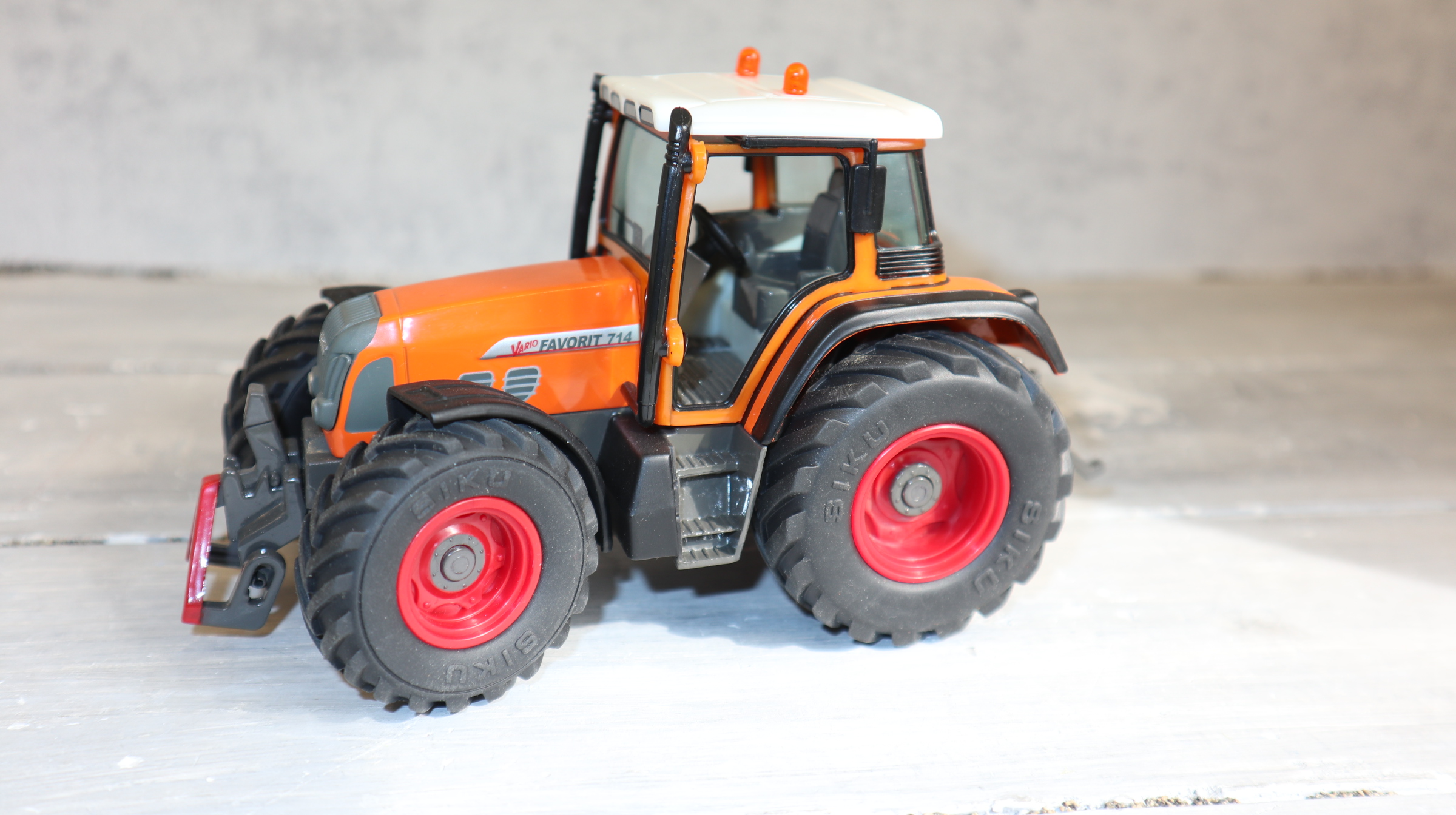 Siku 2965 in 1:32, Fendt 714 Vario Kommunal, Sondermodell, NEU in OVP