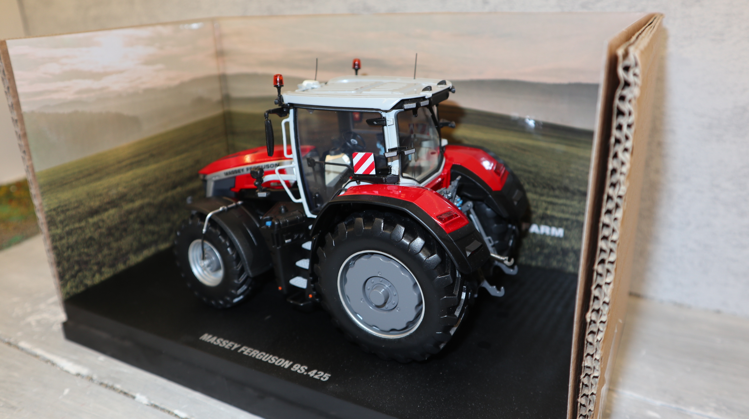 Universal Hobbies UH 6426  in 1:32,  Massey Ferguson 9S.425 , NEU in OVP