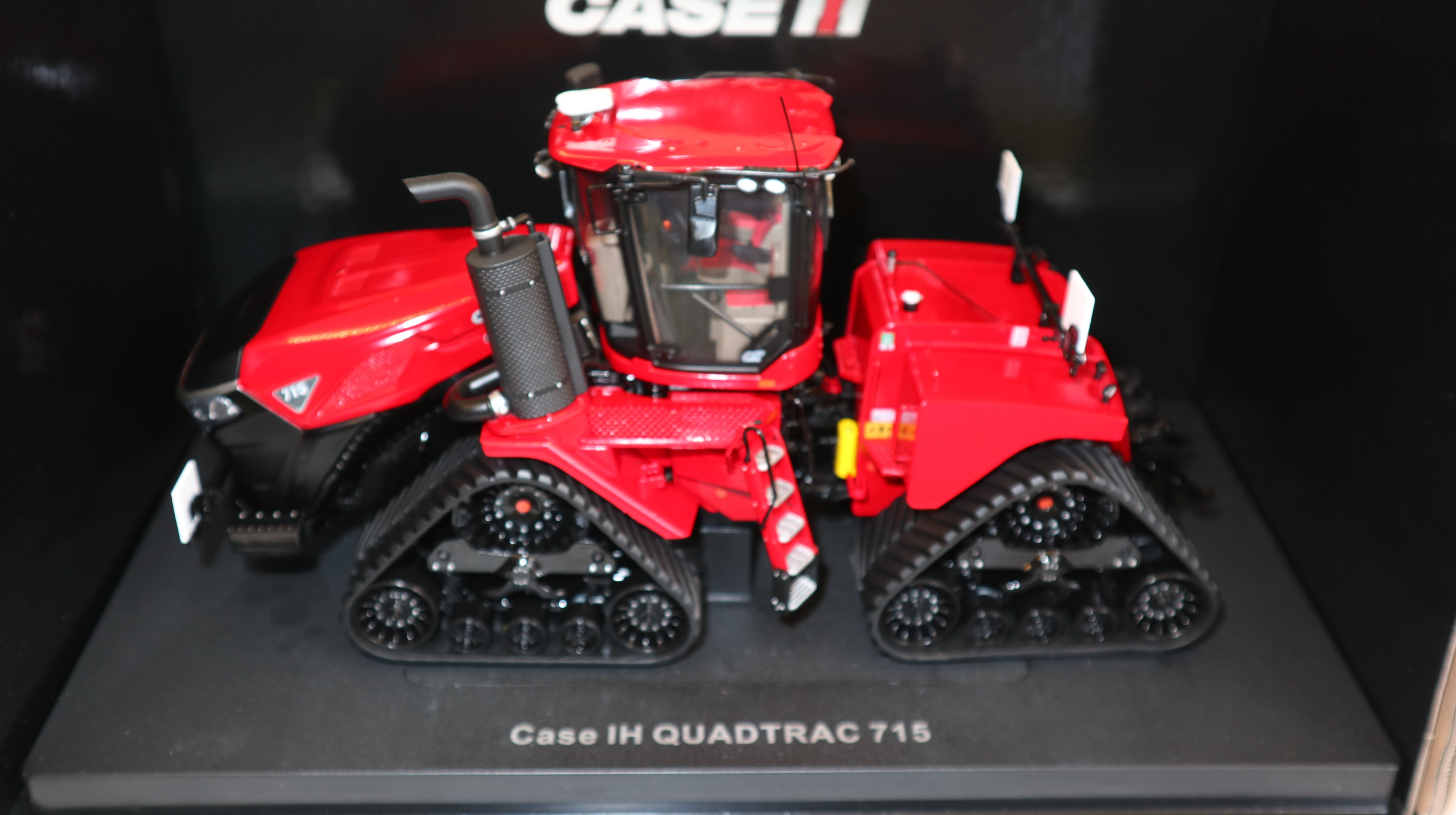 Universal Hobbies UH 6654  in 1:32, CASE IH Quadtrac 715 EU-Version,  NEU in OVP