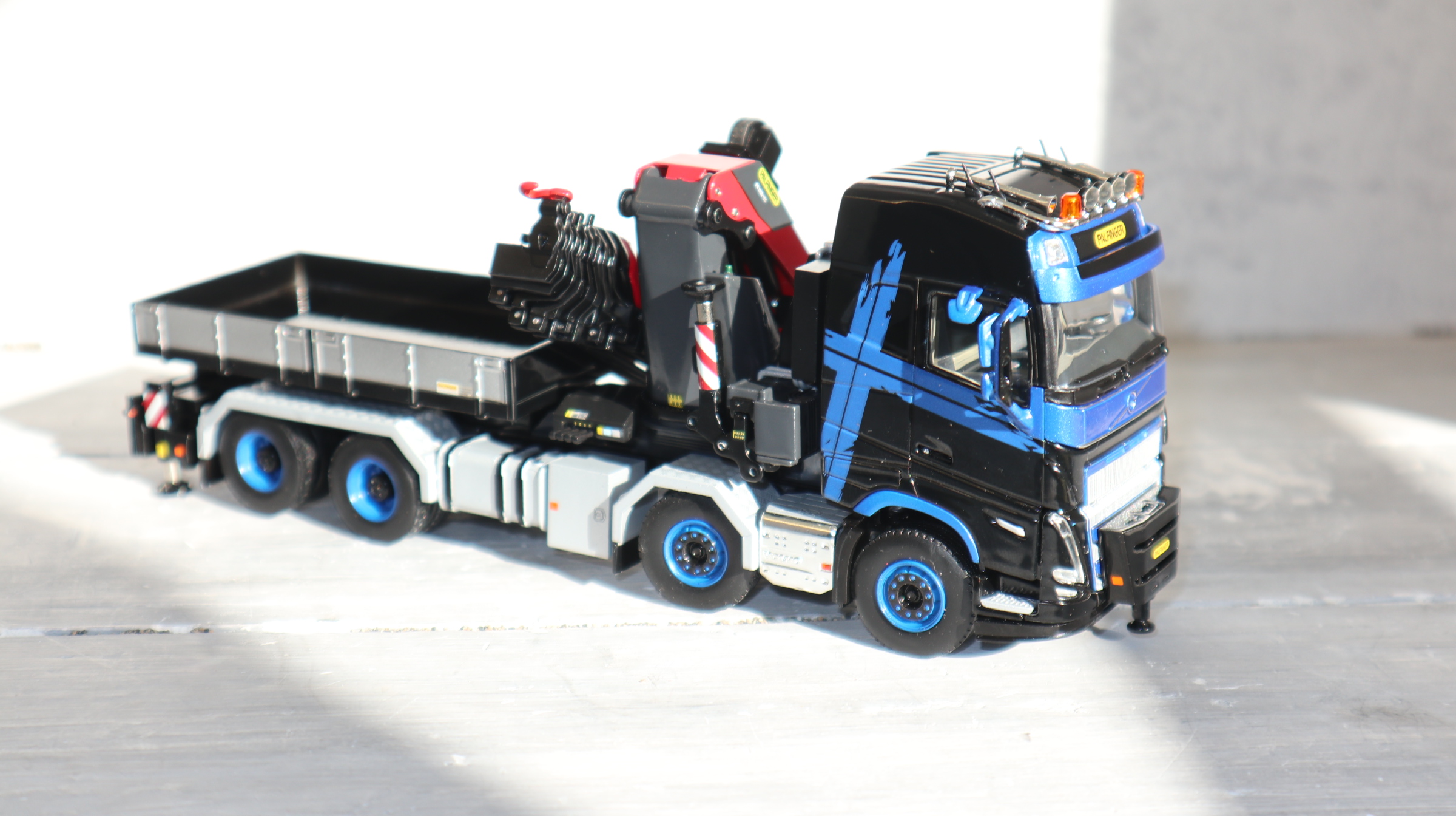 WSI 02-3568 in 1:50, VOLVO FH5 schwarz-blau 8x4 + Palfinger PK 1350 TEC, NEU in OVP