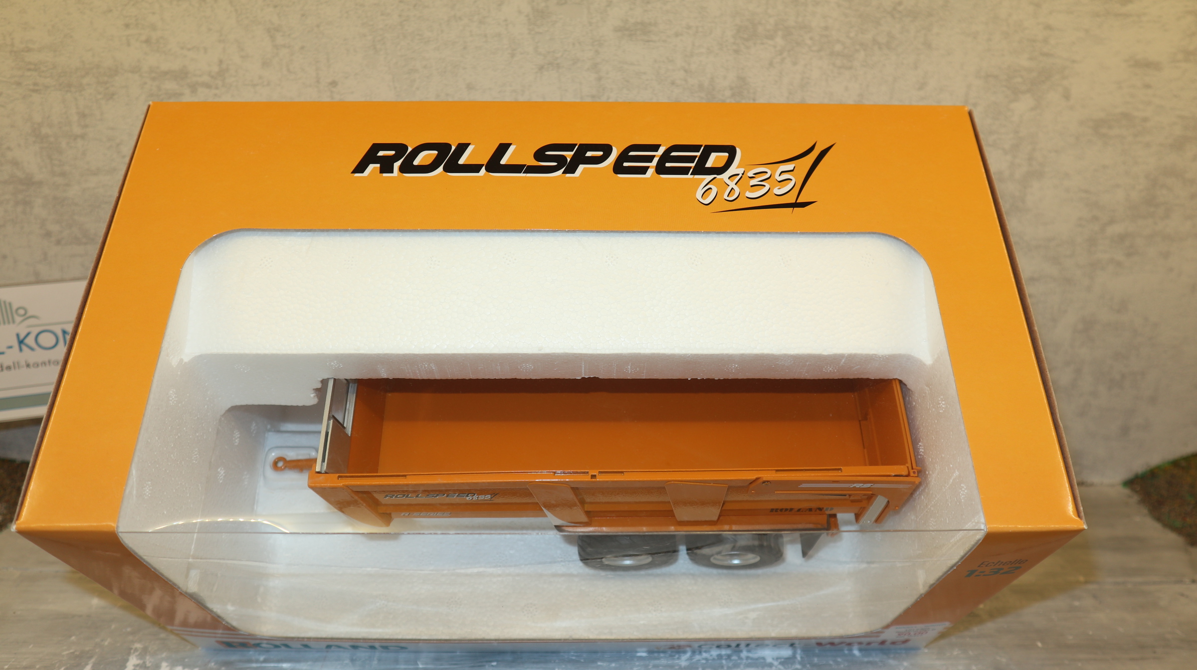 Universal Hobbies UH 6305  in 1:32,  Rolland Rollspeed 6835 in ORANGE,  NEU in OVP