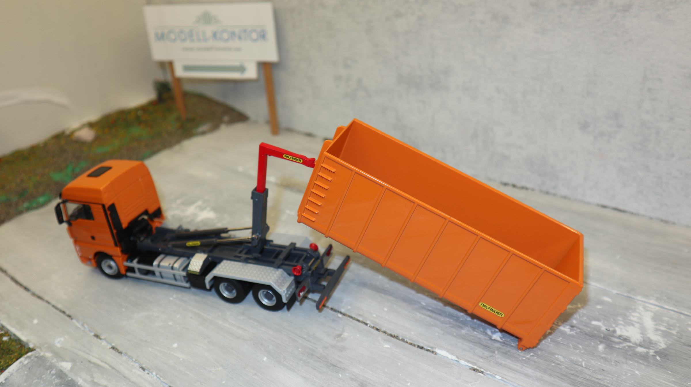 WSI 02-2195 in 1:50, MAN TGX 6x4  orange als Abroller mit 40cbm-Container, NEU in OVP