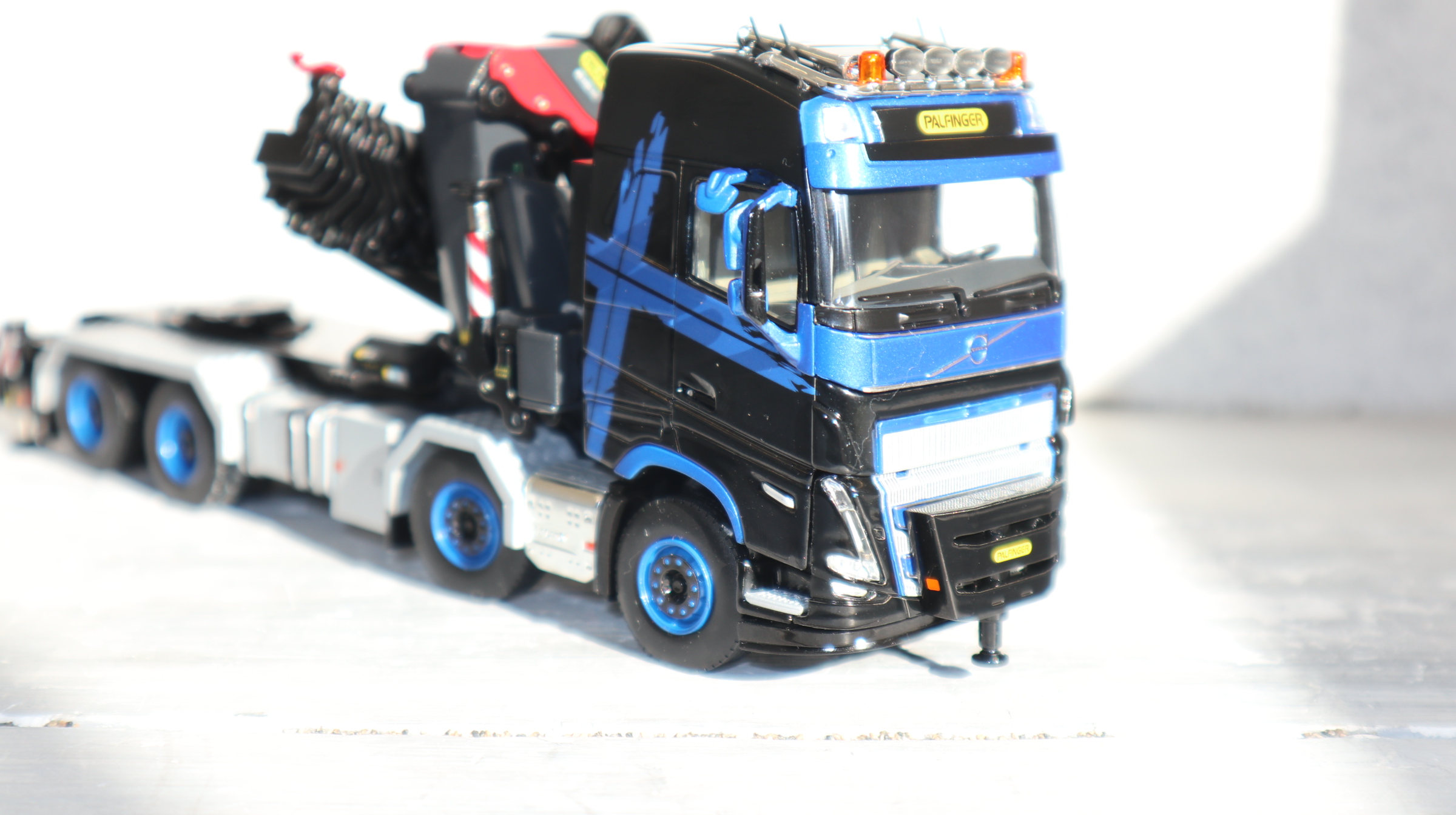 WSI 02-3568 in 1:50, VOLVO FH5 schwarz-blau 8x4 + Palfinger PK 1350 TEC, NEU in OVP