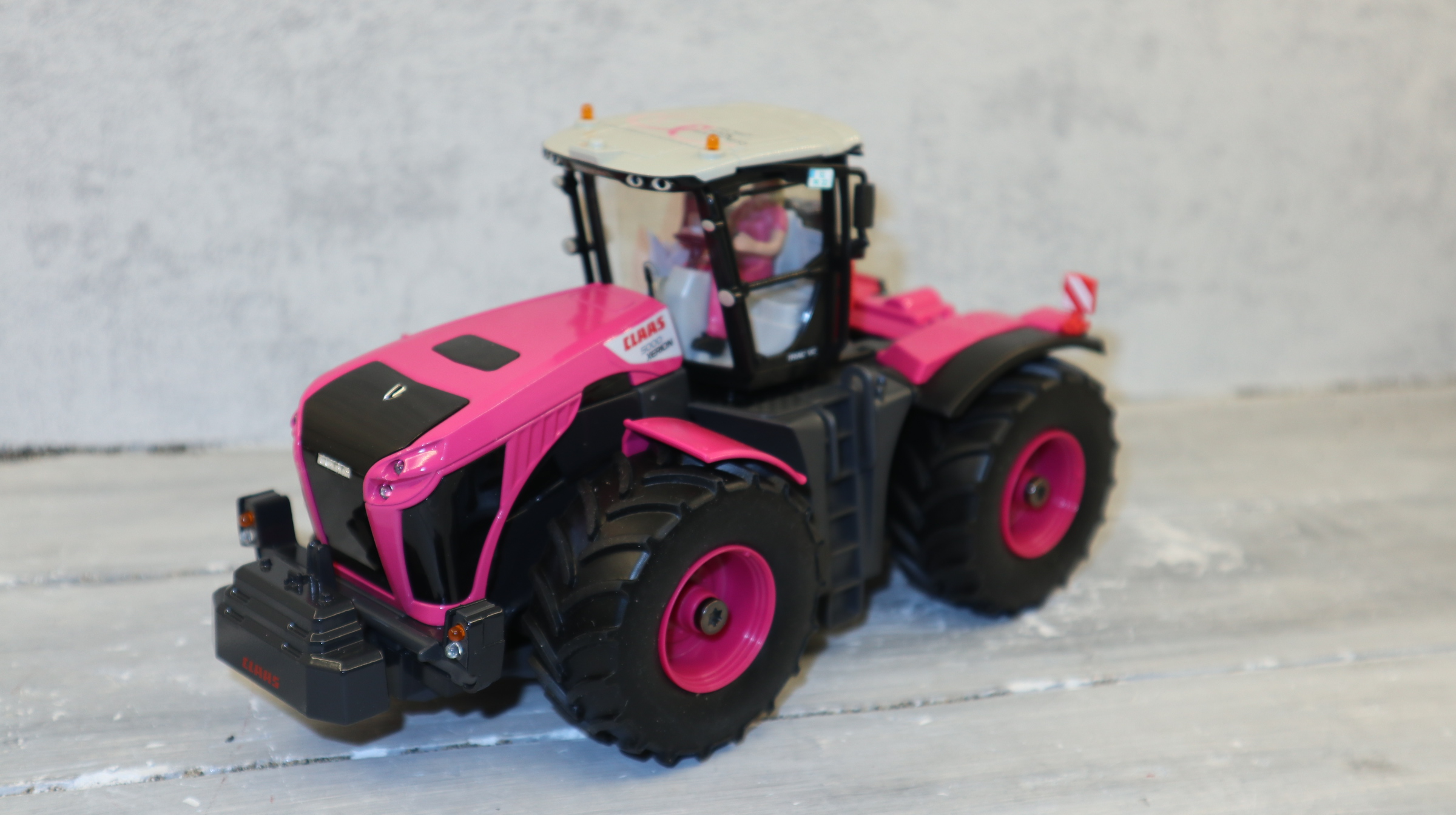 Siku Control 6791 in 1:32,  Claas Xerion 5000 in PINK, Sondermodell Agritechnica 2023,  NEU in OVP