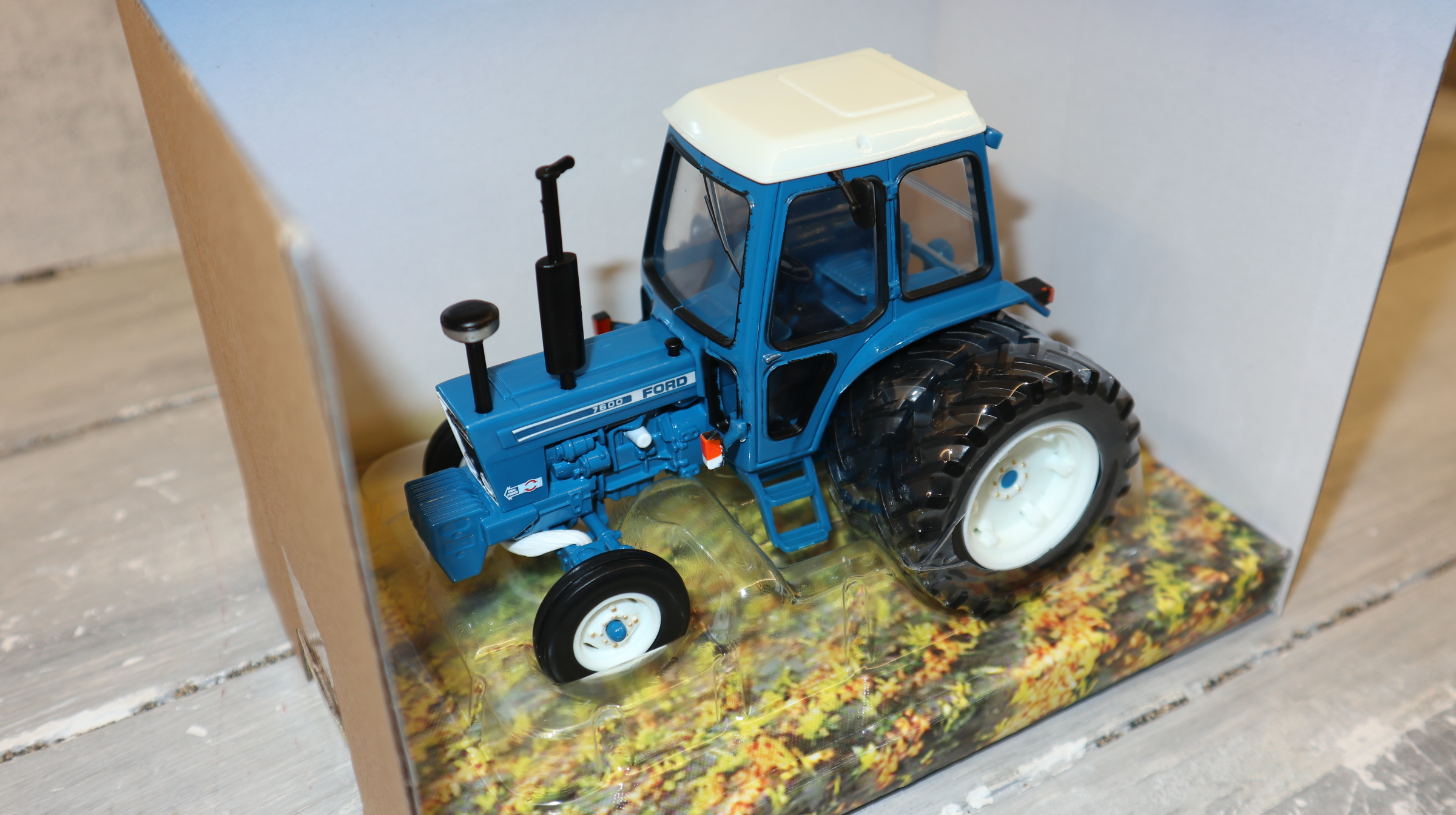 Britains 43371 in 1:32, Ford7600 mit Zwillingsreifen an der HA, NEU in OVP