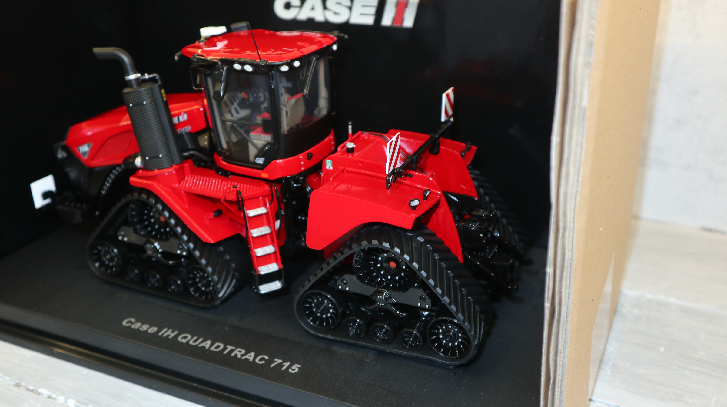 Universal Hobbies UH 6654  in 1:32, CASE IH Quadtrac 715 EU-Version,  NEU in OVP