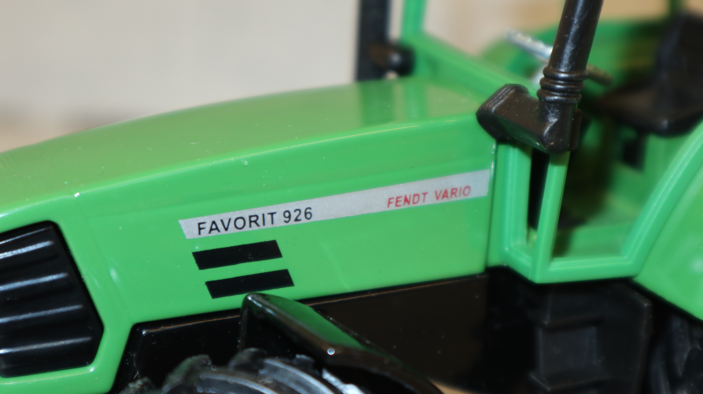 Siku 2961 in 1:32, Fendt Farmer 926 mit schwarzem Chassis , NEU in OVP