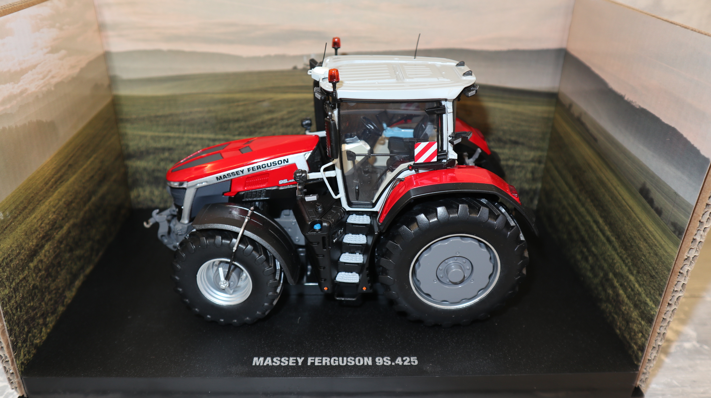 Universal Hobbies UH 6426  in 1:32,  Massey Ferguson 9S.425 , NEU in OVP