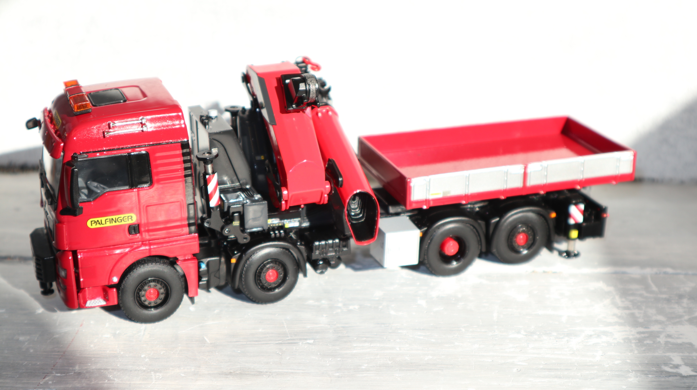 WSI 02-3565 in 1:50, MAN TGX XLX ROT-metallic  8x2 + Palfinger PK 1650 TEC, NEU in OVP