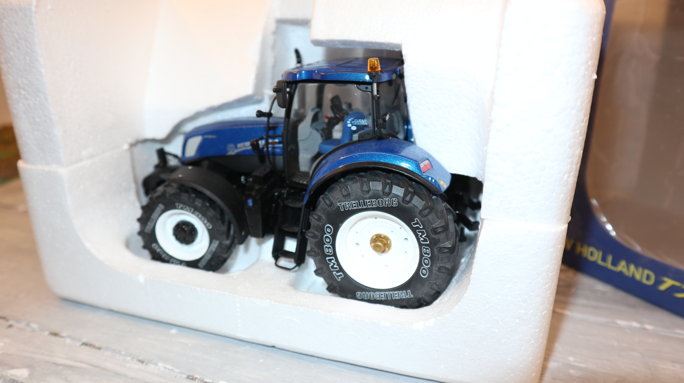 ROS 301405 in 1:32, New Holland T7.270 mit TRELLEBORG-Reifen, NEU in OVP