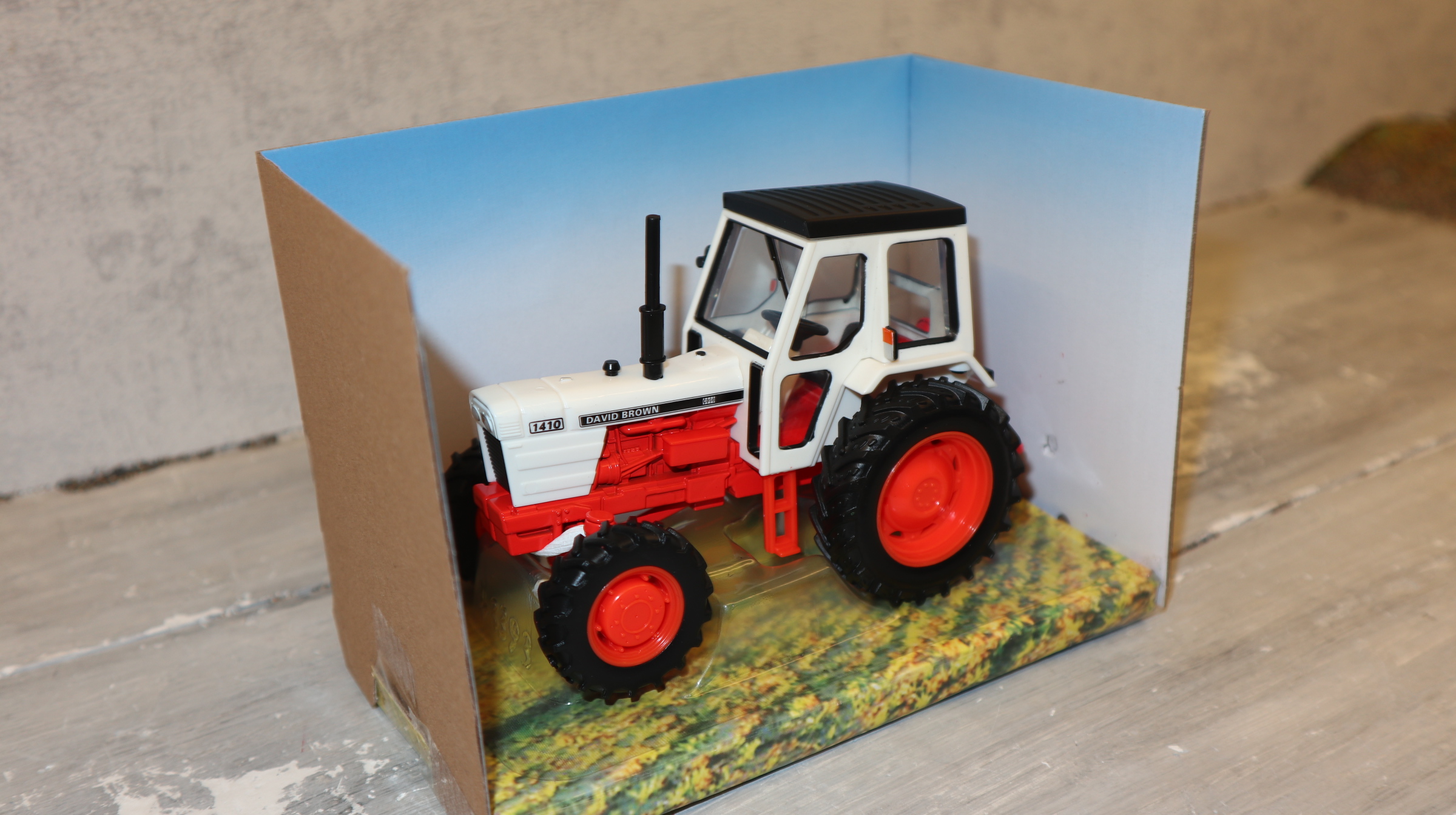 Britains 43393 in 1:32,  David Brown 1410 4WD, NEU in OVP