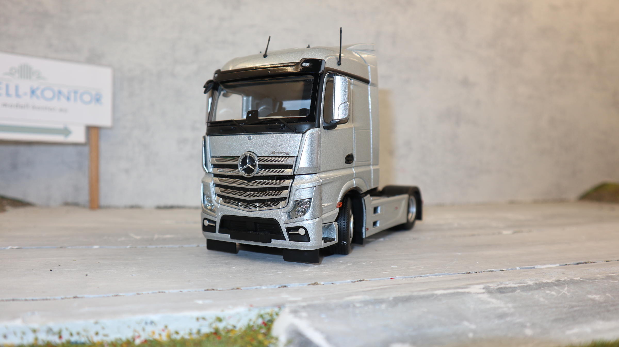 MarGe 1907-03 in 1:32,Mercedes-Benz Actros Streamspace 4x2 in silber als SZM, NEU in OVP