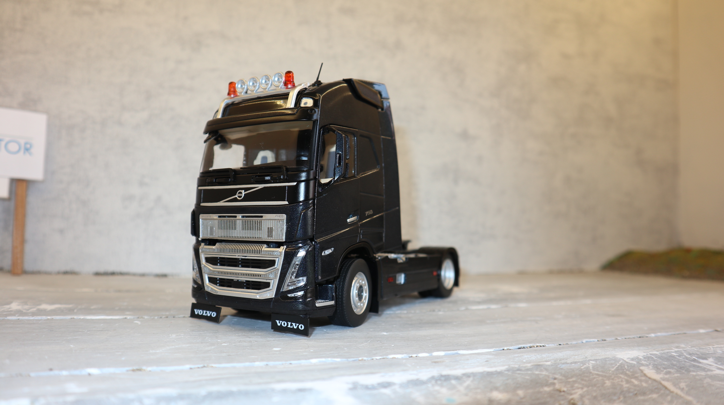 MarGe 2320-02 in 1:32, VOLVO FH5 4x2 in Anthrazit,  Facelift, NEU in OVP