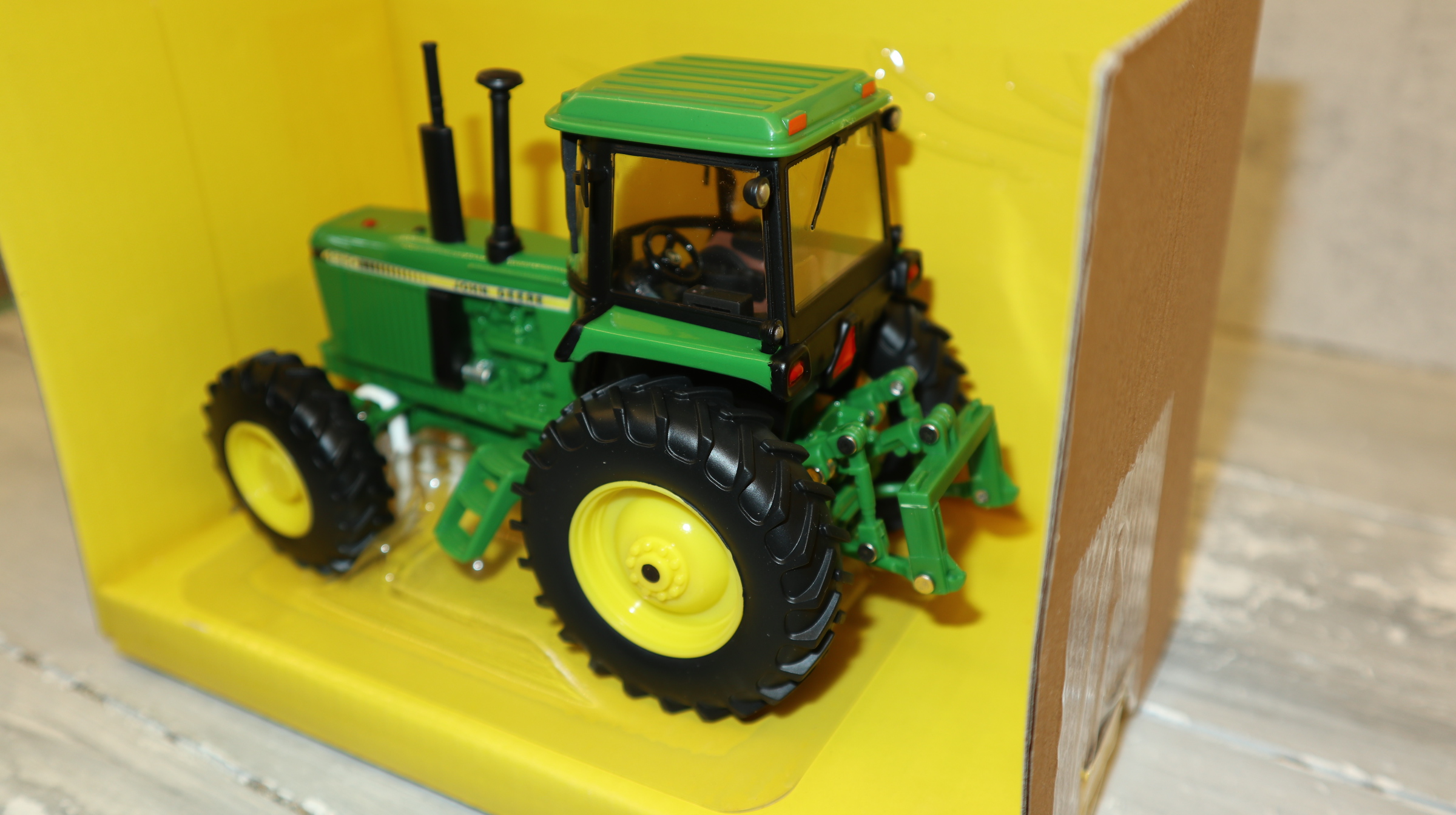 ERTL 45915 in 1:32, John Deere 4250 aus den USA, NEU in OVP