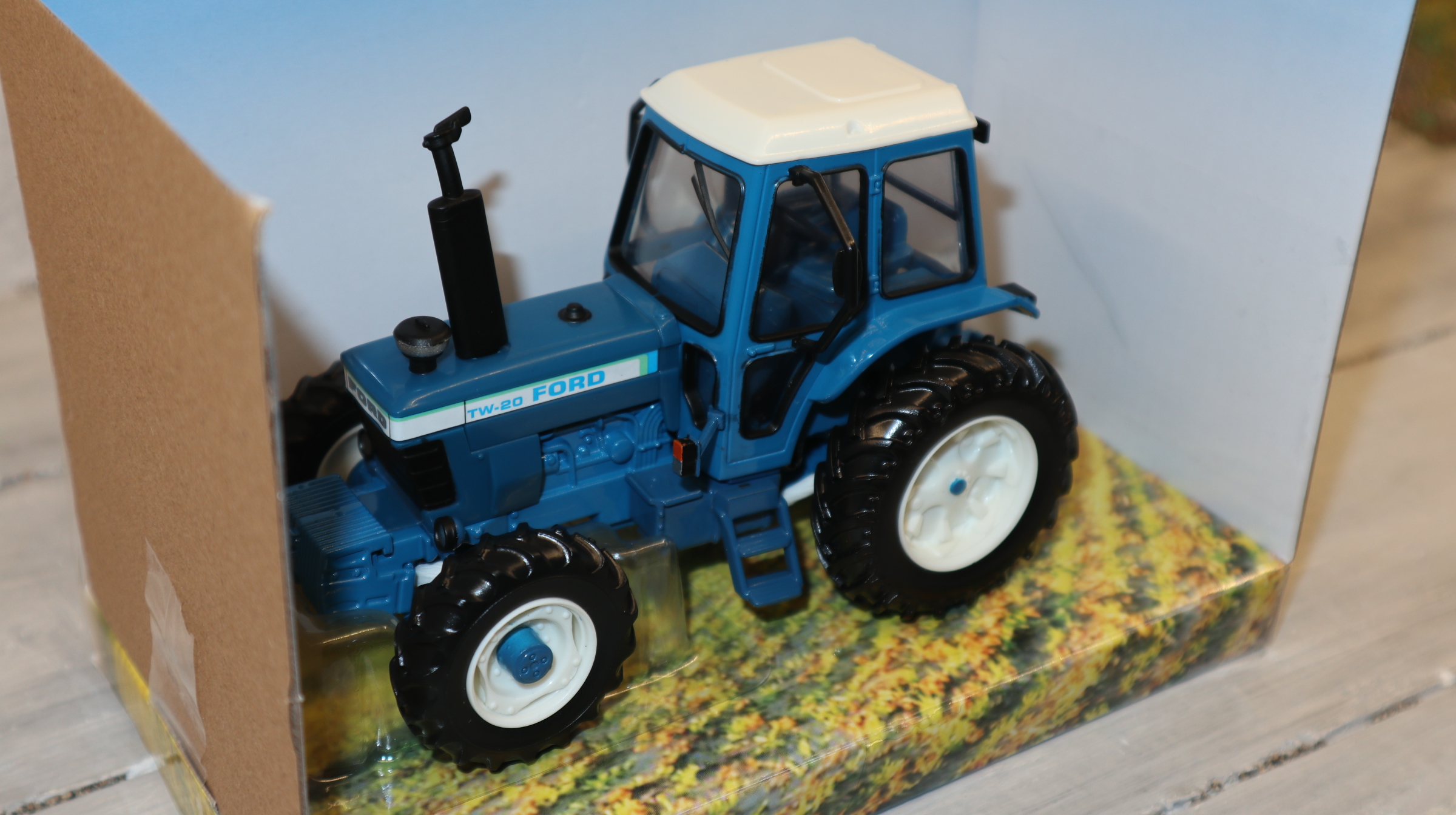 Britains 43322  in 1:32, Ford TW20 4-WD, NEU in OVP