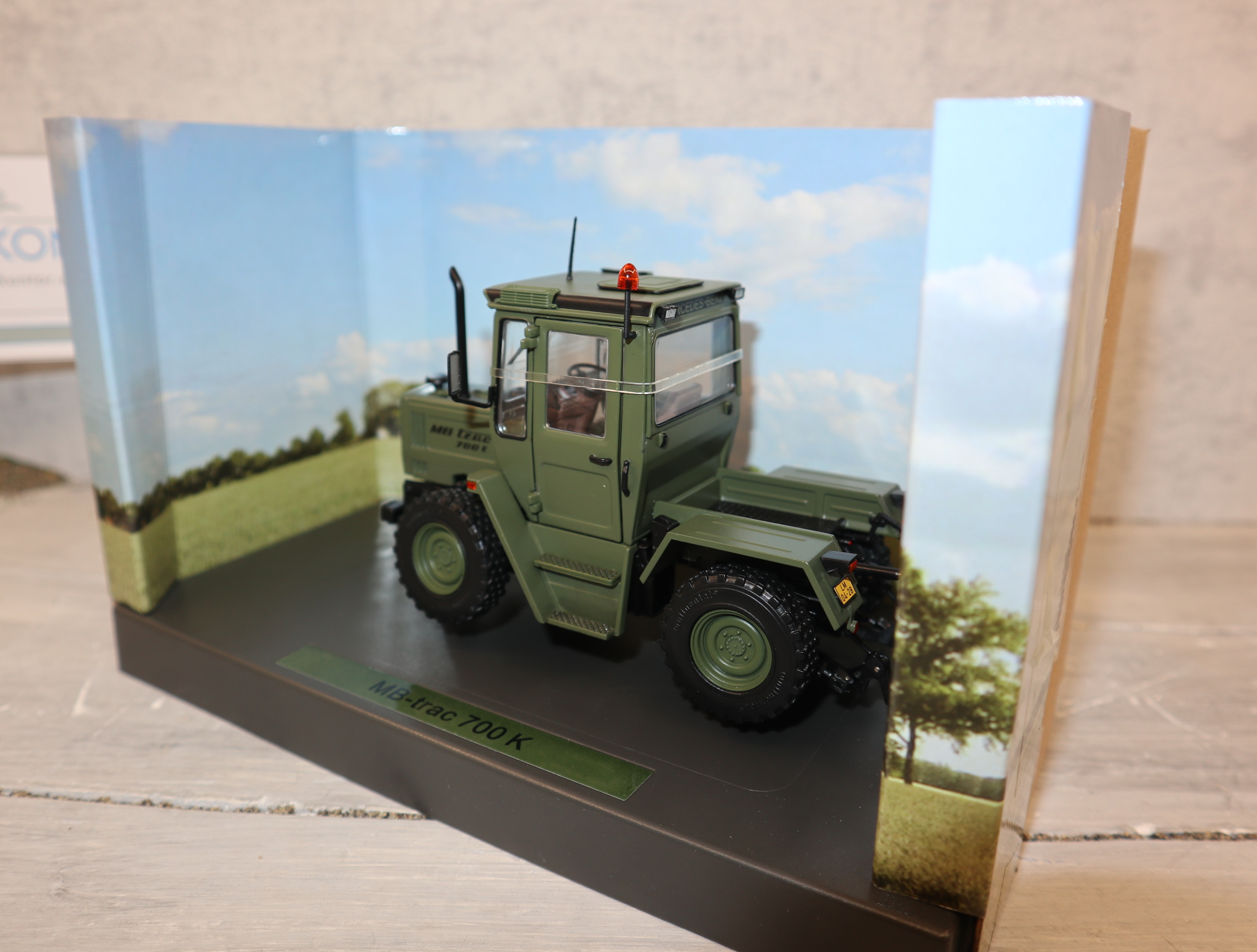 Weise Toys 2038 1:32 MB Trac 700 NL-Army oliv 