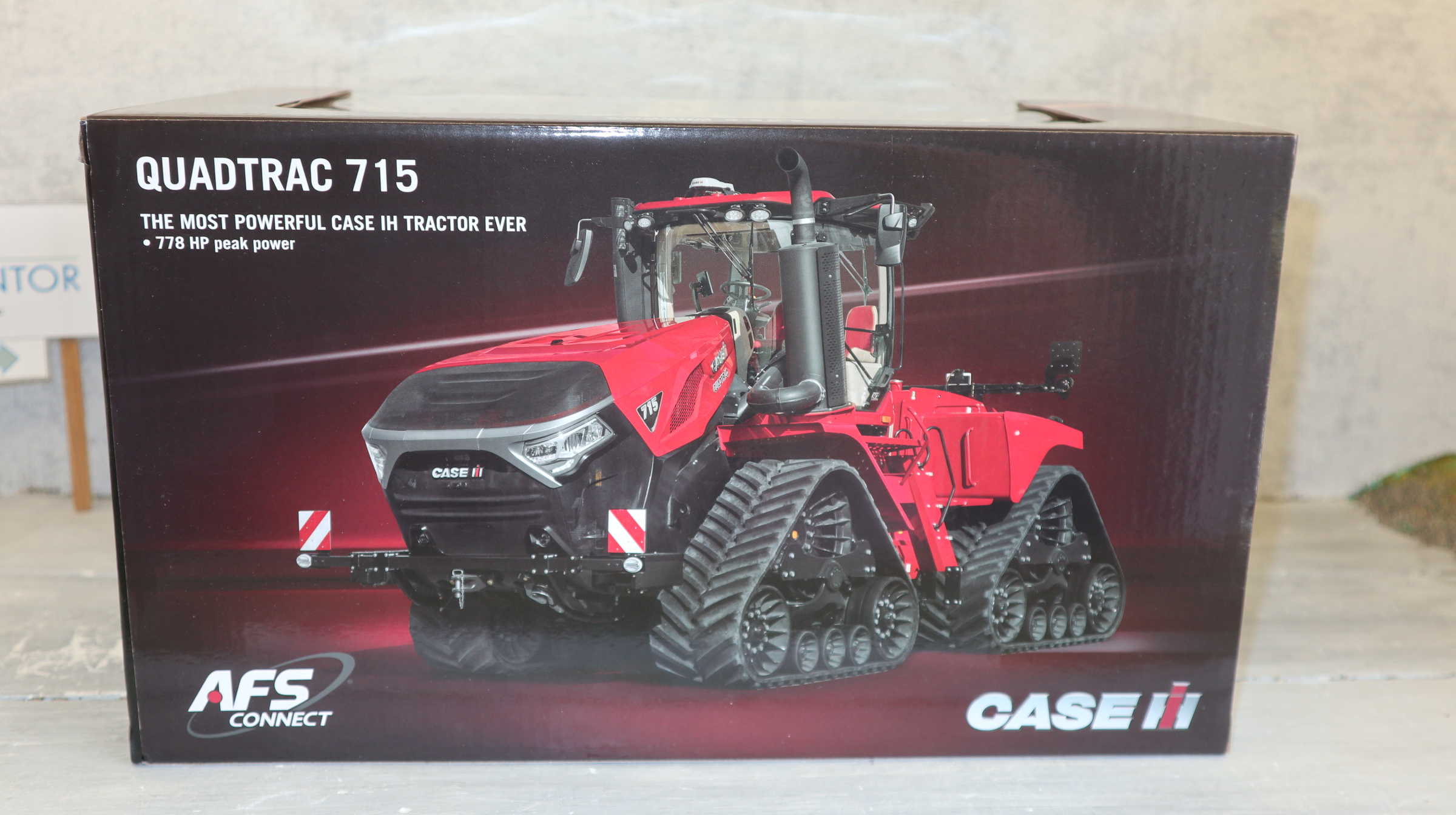 Universal Hobbies UH 6654  in 1:32, CASE IH Quadtrac 715 EU-Version,  NEU in OVP