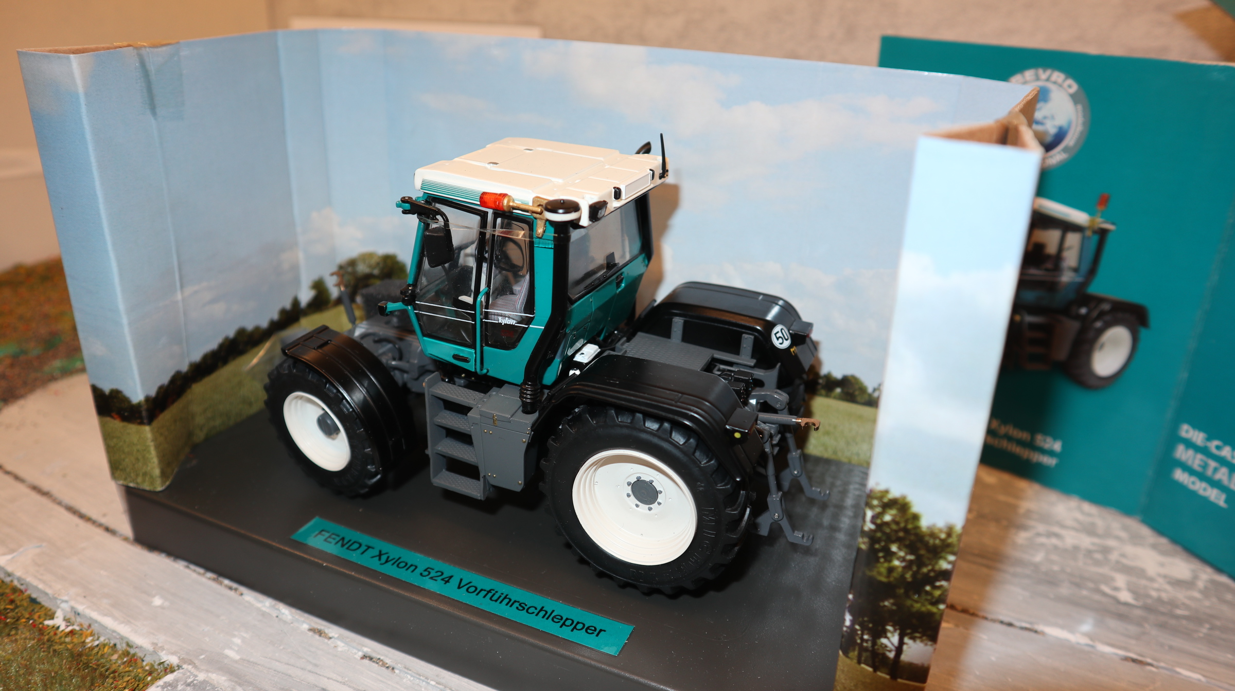 Weise Toys 2017 in 1:32, Fendt Xylon 524 TÜRKIS Vorführschlepper, NEU in OVP