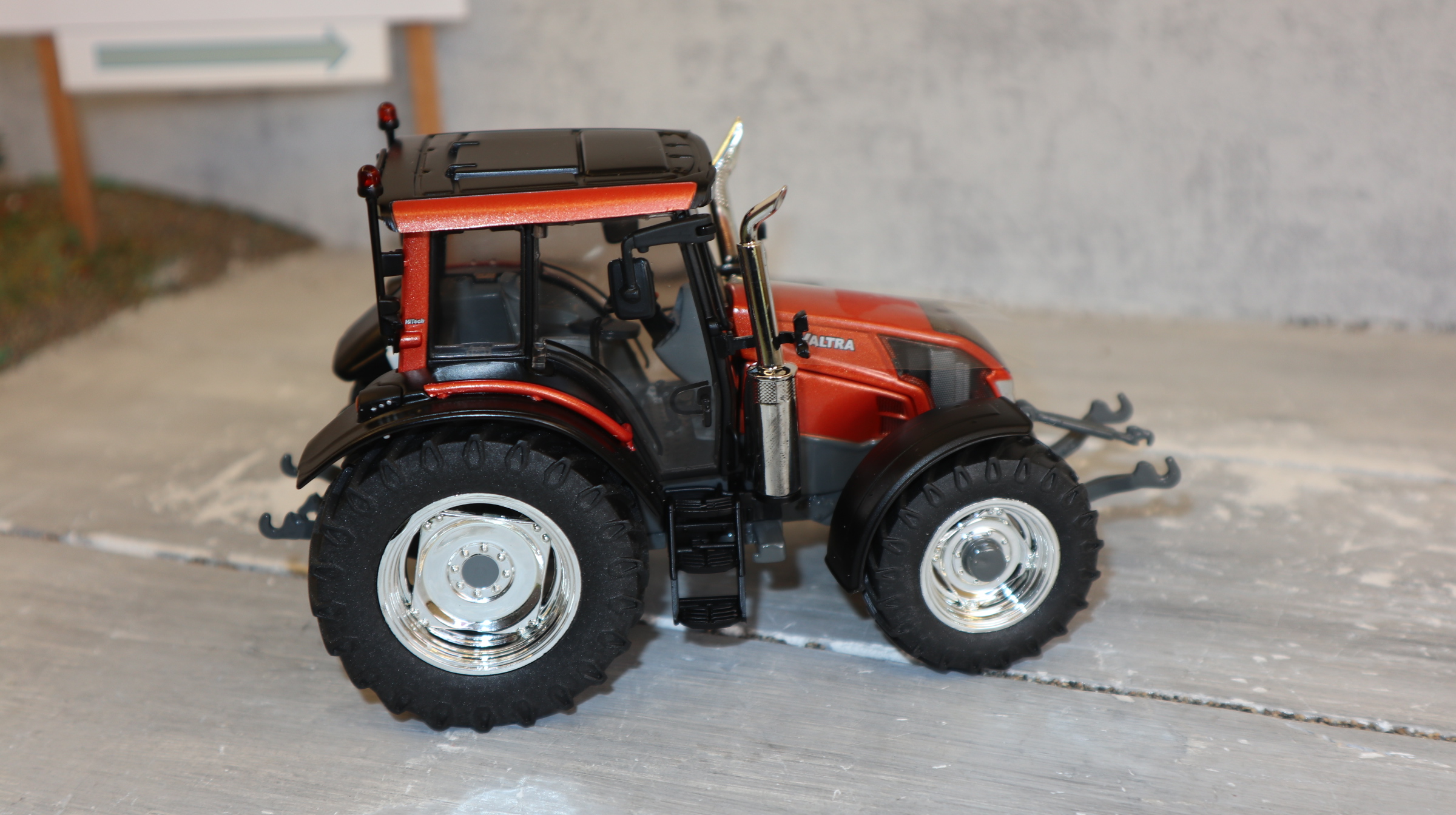 WIKING 077326 in 1:32, Valtra N143 HT3 Braun-Metallic Sondermodell, NEU in OVP