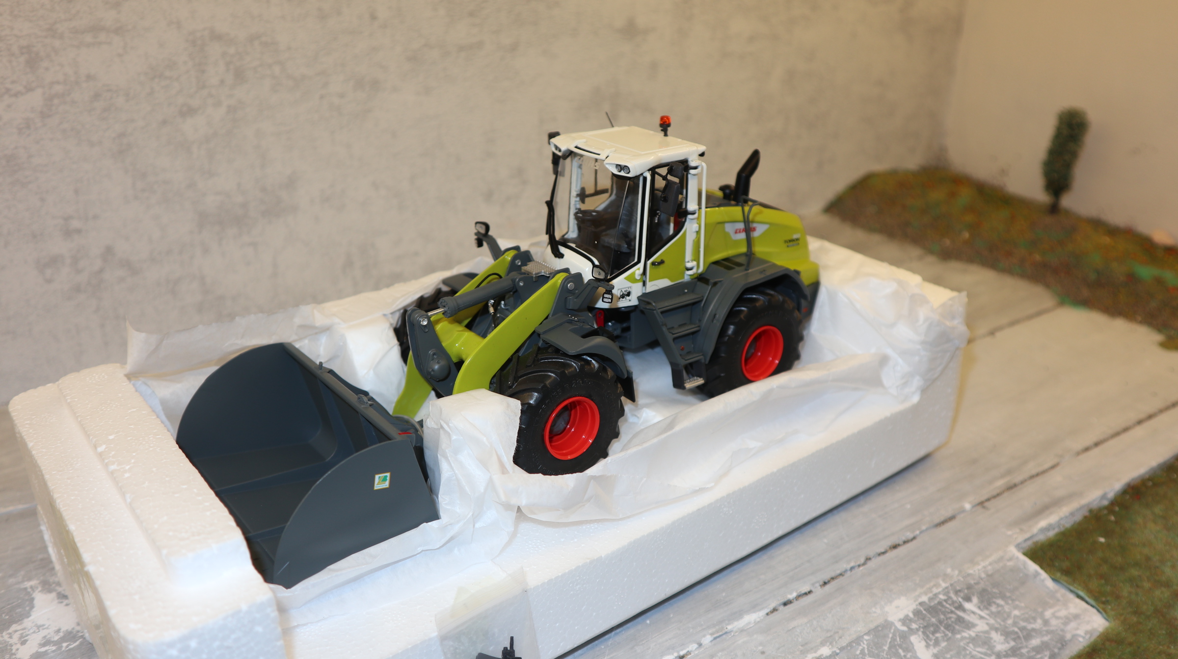 AT Collections 3200201 in 1:32, Claas Torion 1611 Radlader NEU in OVP