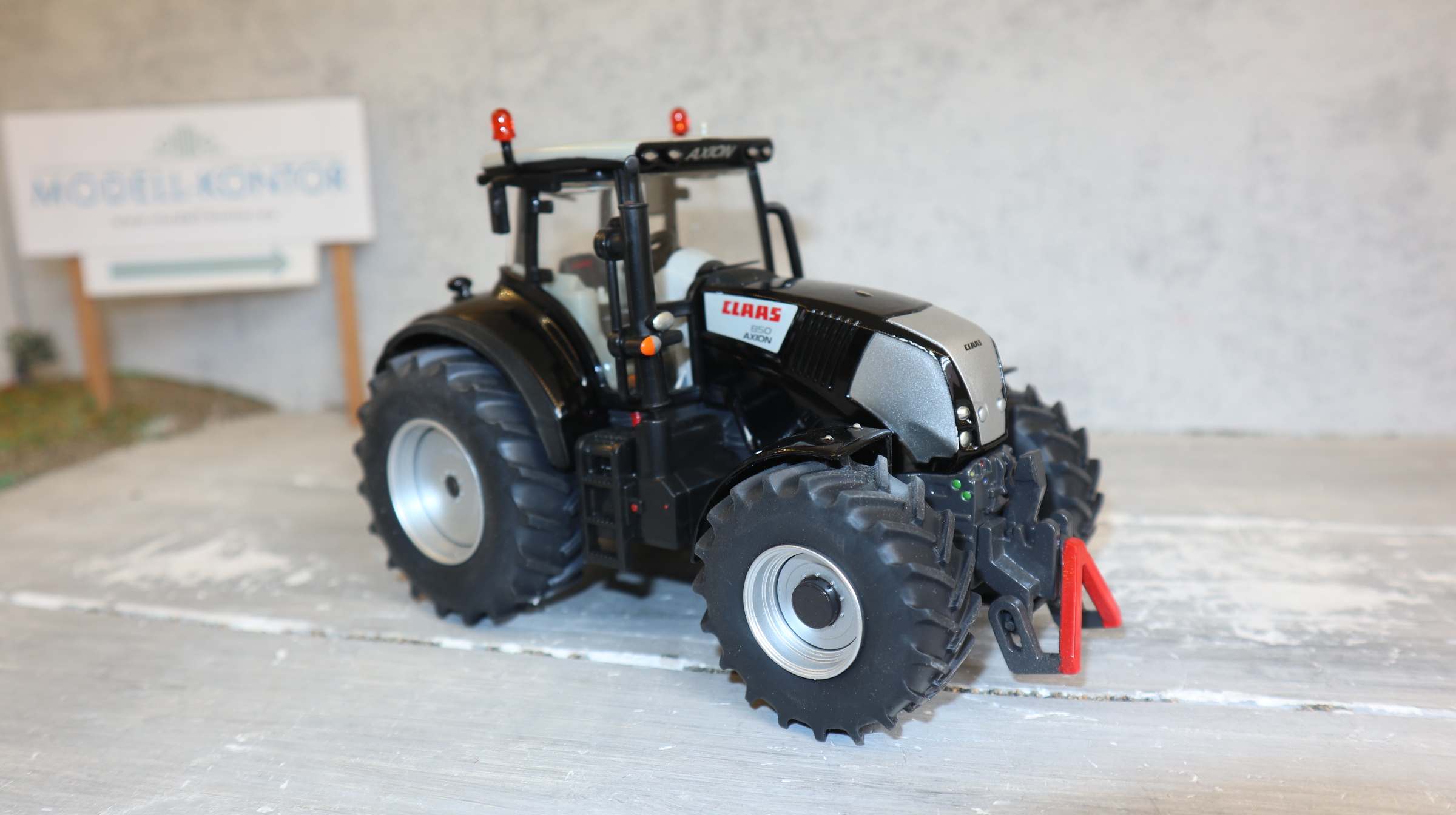 Siku 3261 in 1:32 Claas Axion 850 Blackline, NEU in OVP