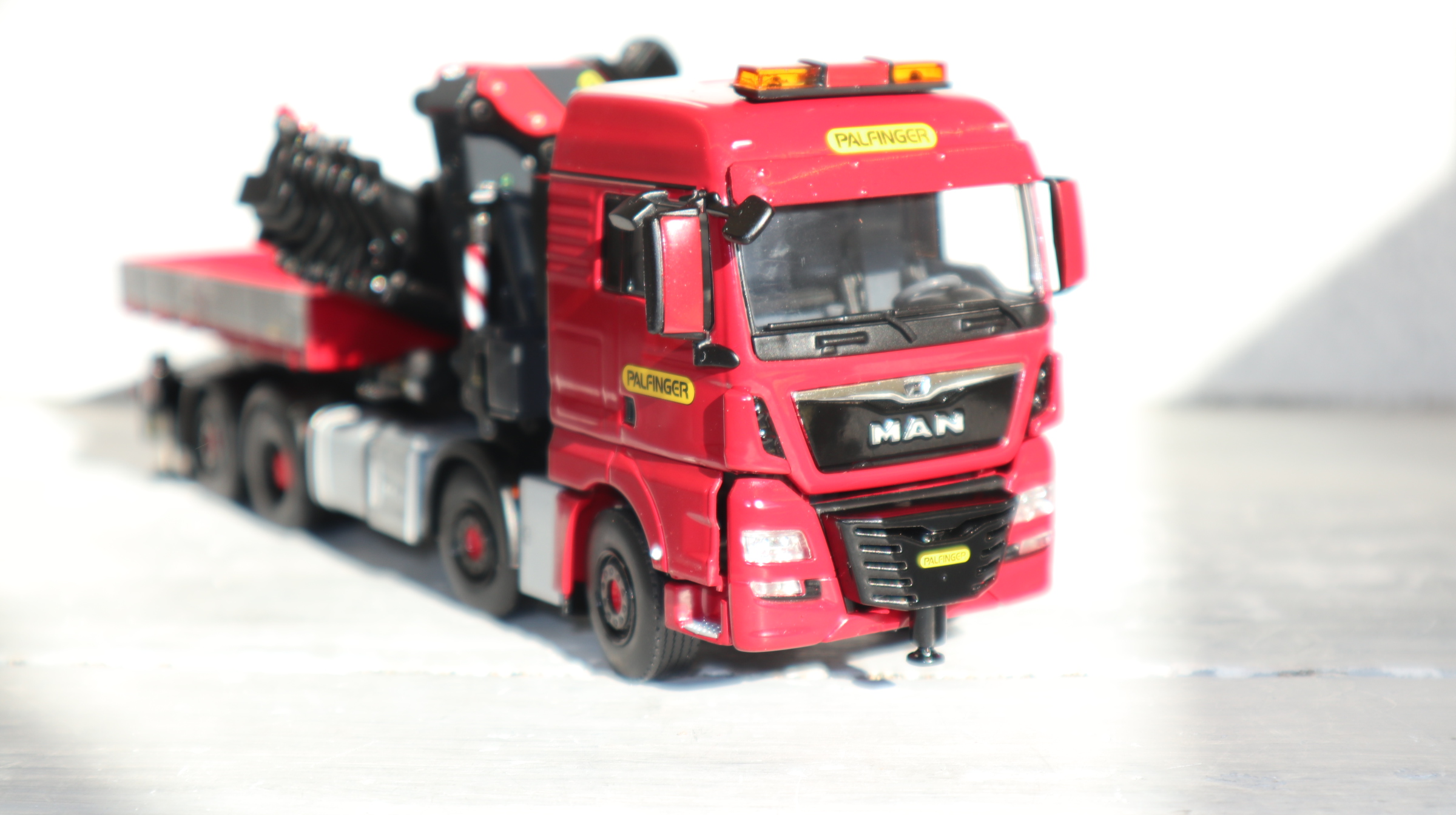 WSI 02-3565 in 1:50, MAN TGX XLX ROT-metallic  8x2 + Palfinger PK 1650 TEC, NEU in OVP