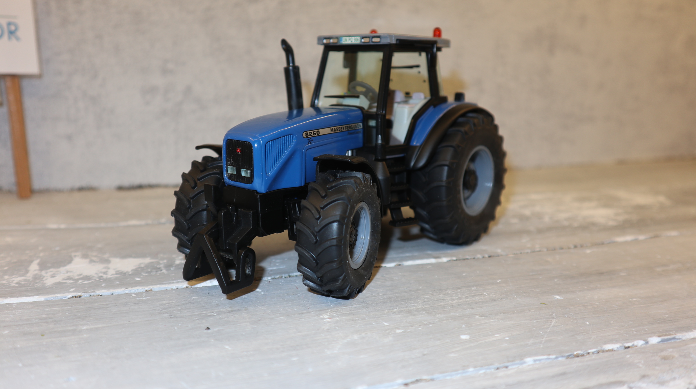 Siku 3251 in 1:32, Massey Ferguson 8260 PLOGMAKER