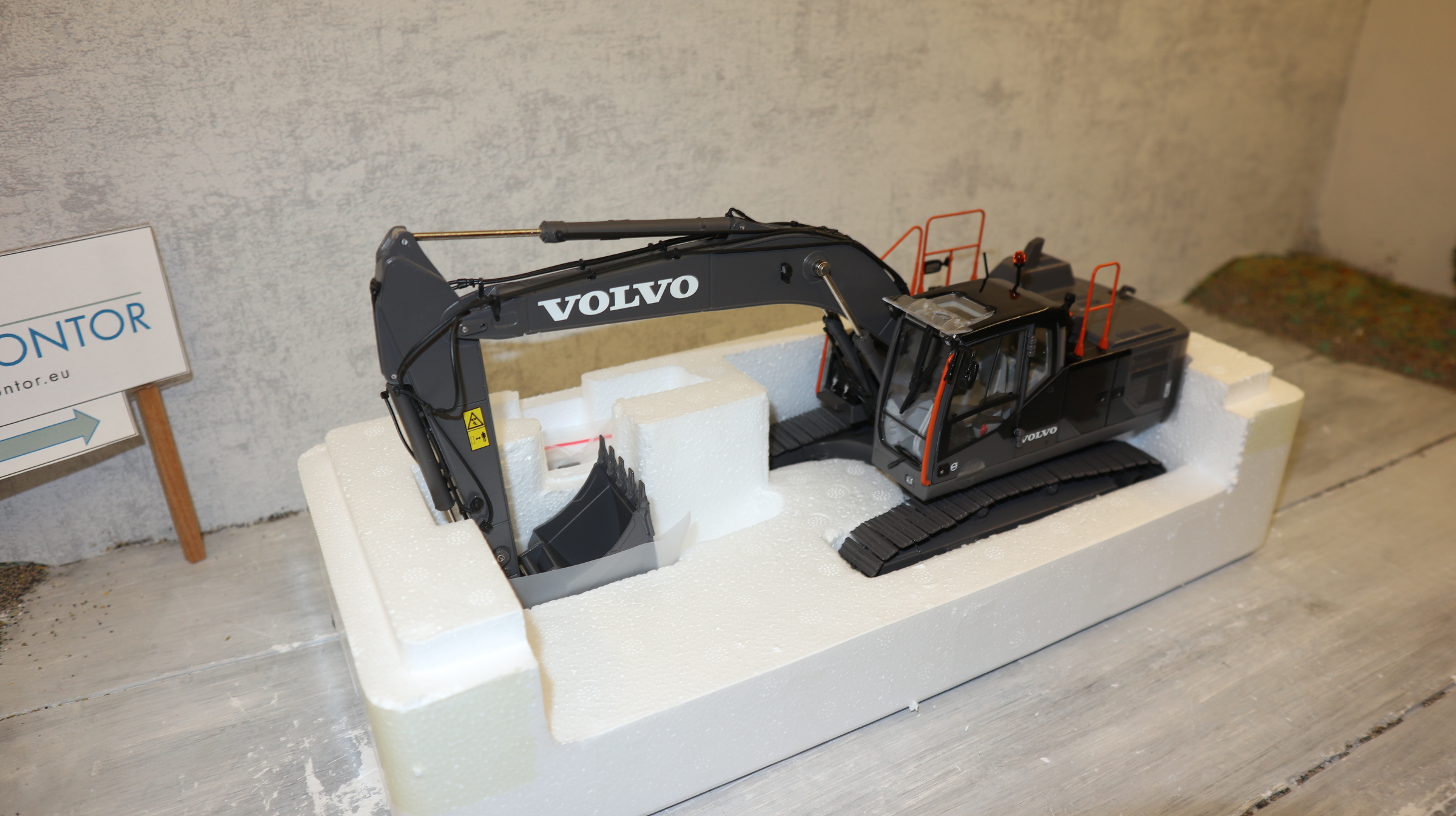 AT Collections 3200127 in 1:32, VOLVO EC 220 EL Black-Edition NEU in OVP