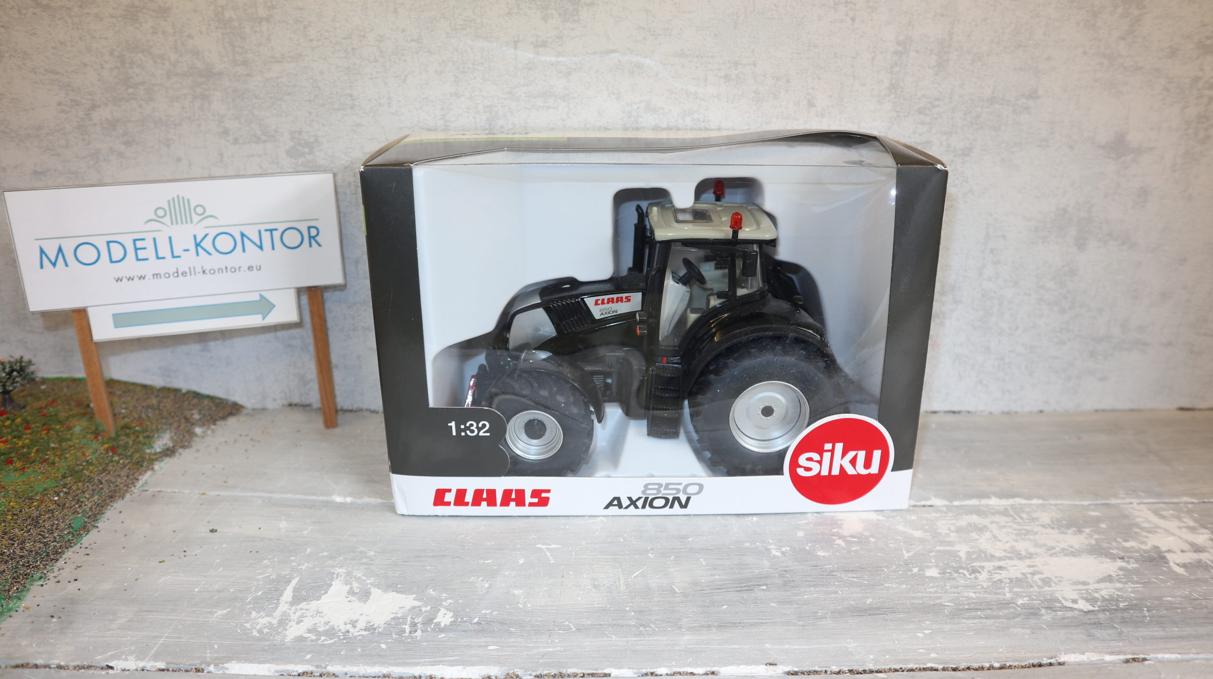 Siku 3261 in 1:32 Claas Axion 850 Blackline, NEU in OVP