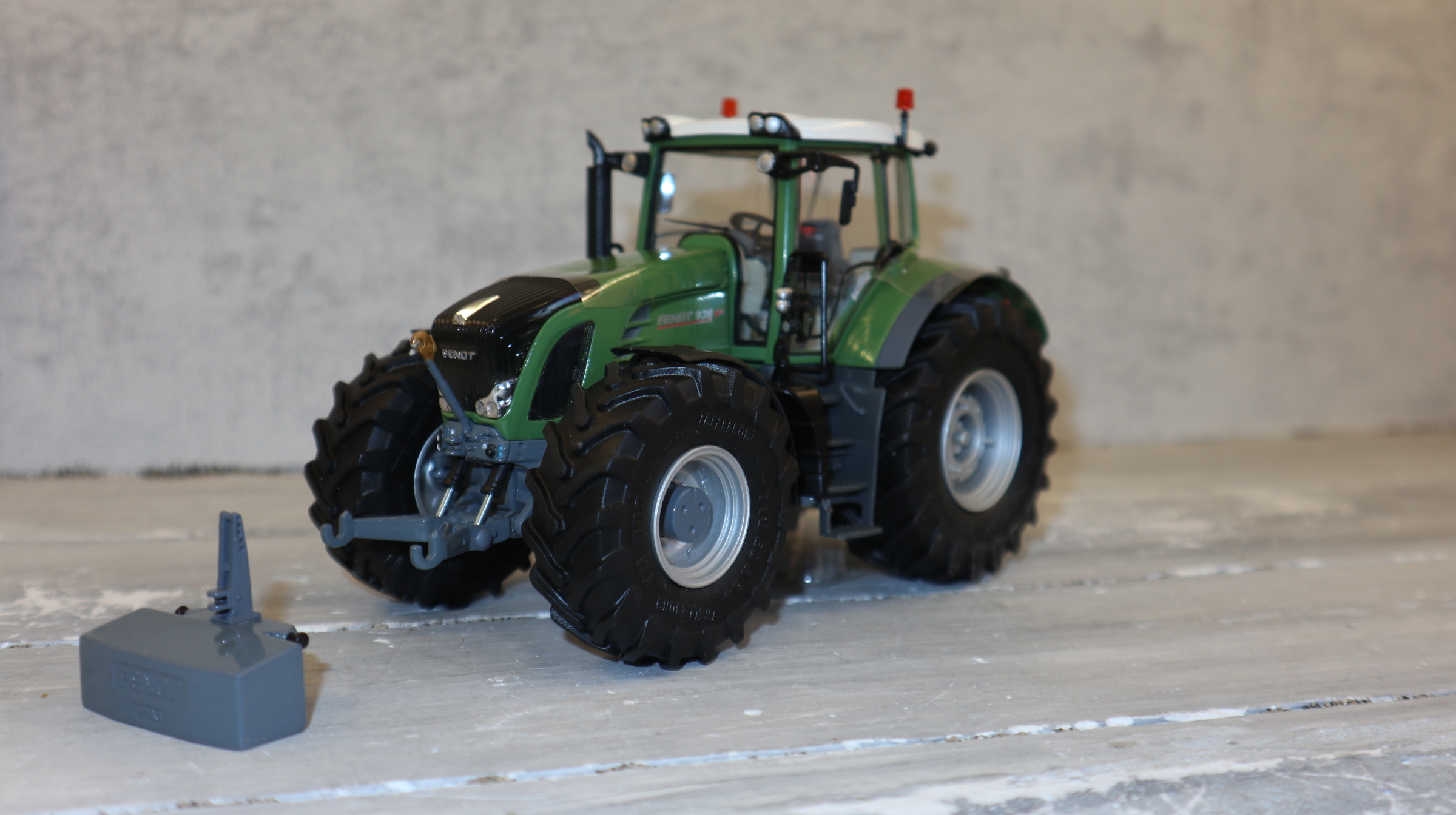 Wiking 077301 in 1:32,  Fendt 936 Vario, TRELLBORG-Reifen  Sondermodell mit silberne Felgen, NEU in OVP