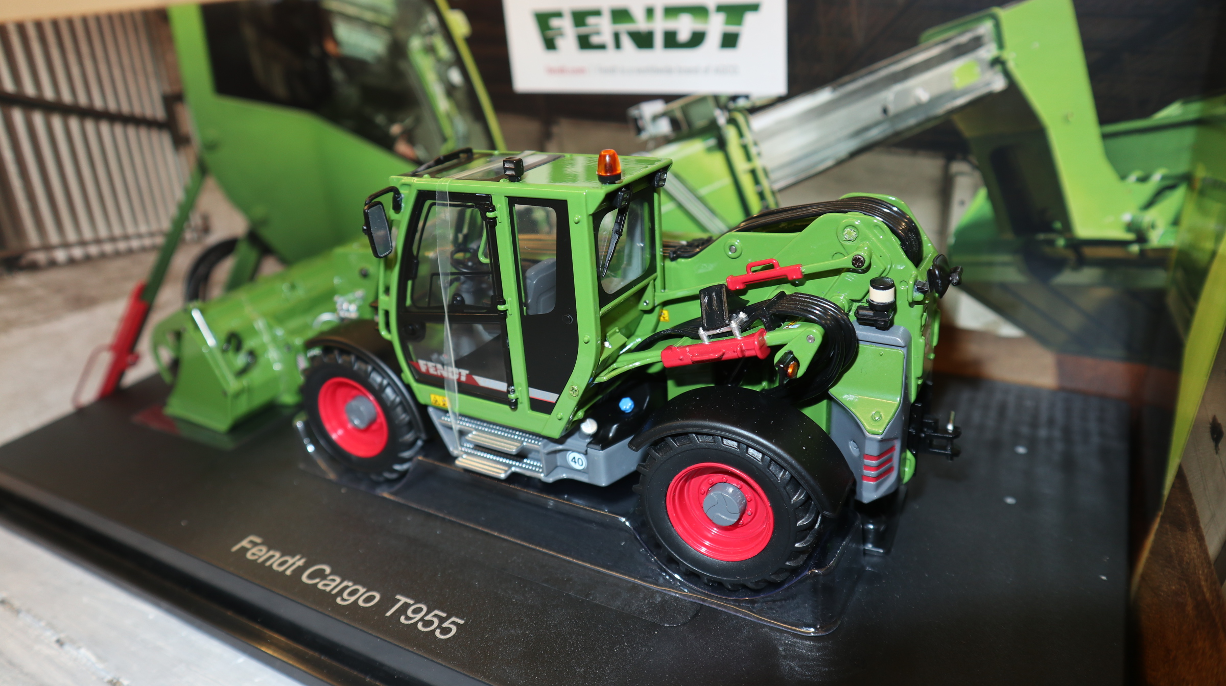 Universal Hobbies UH 6288 in 1:32, Fendt Cargo T955, Teleskopstapler  NEU in OVP