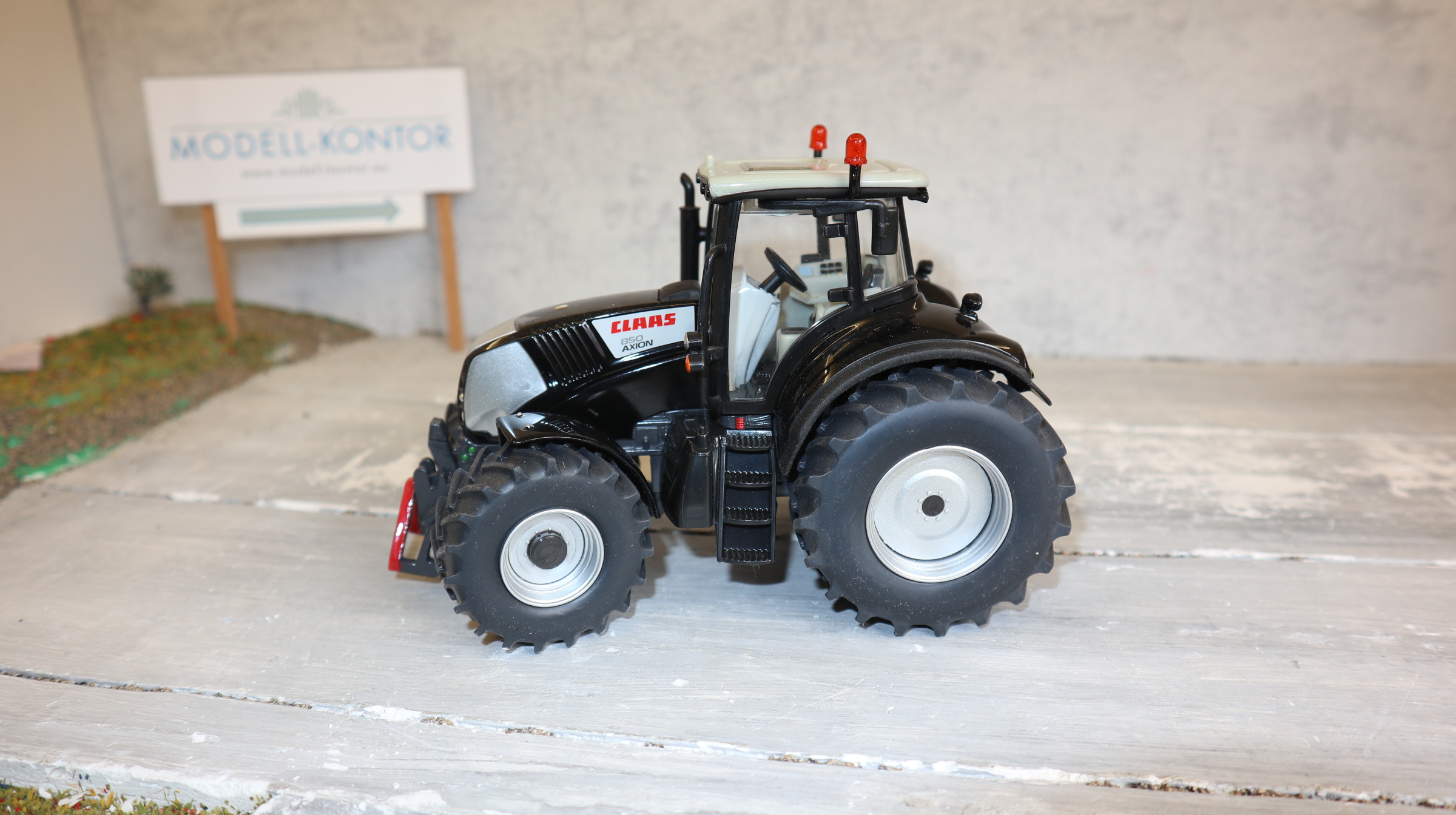 Siku 3261 in 1:32 Claas Axion 850 Blackline, NEU in OVP