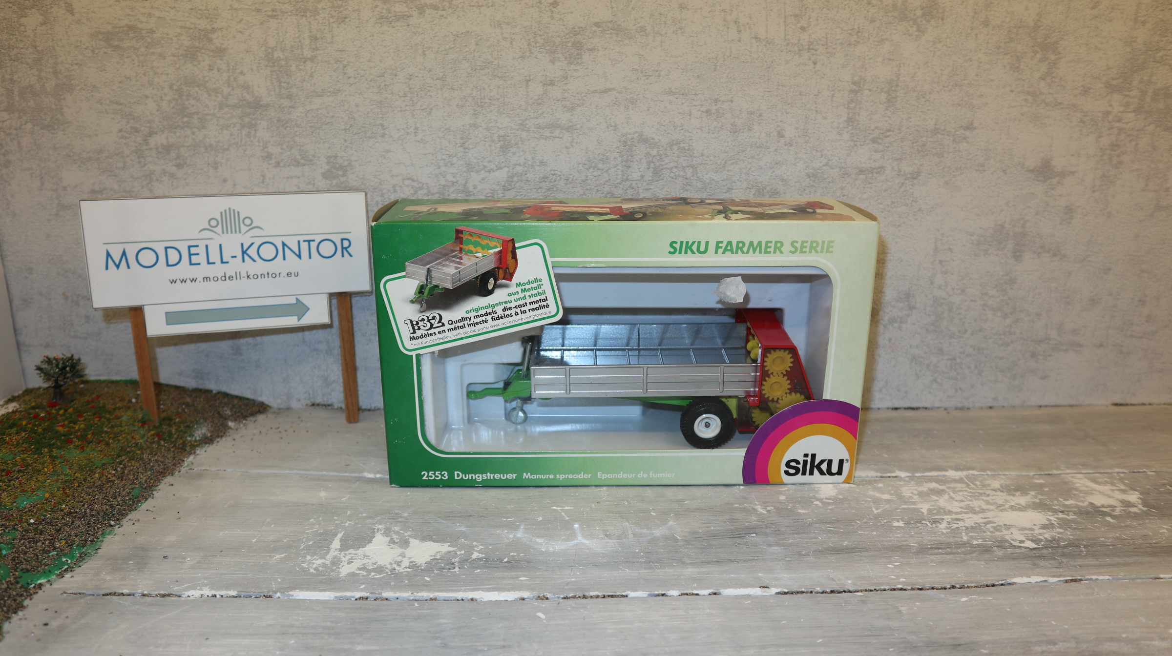 Siku 2553 in 1:32, Dungstreuer silber mit weißen Felgen, NEU in OVP