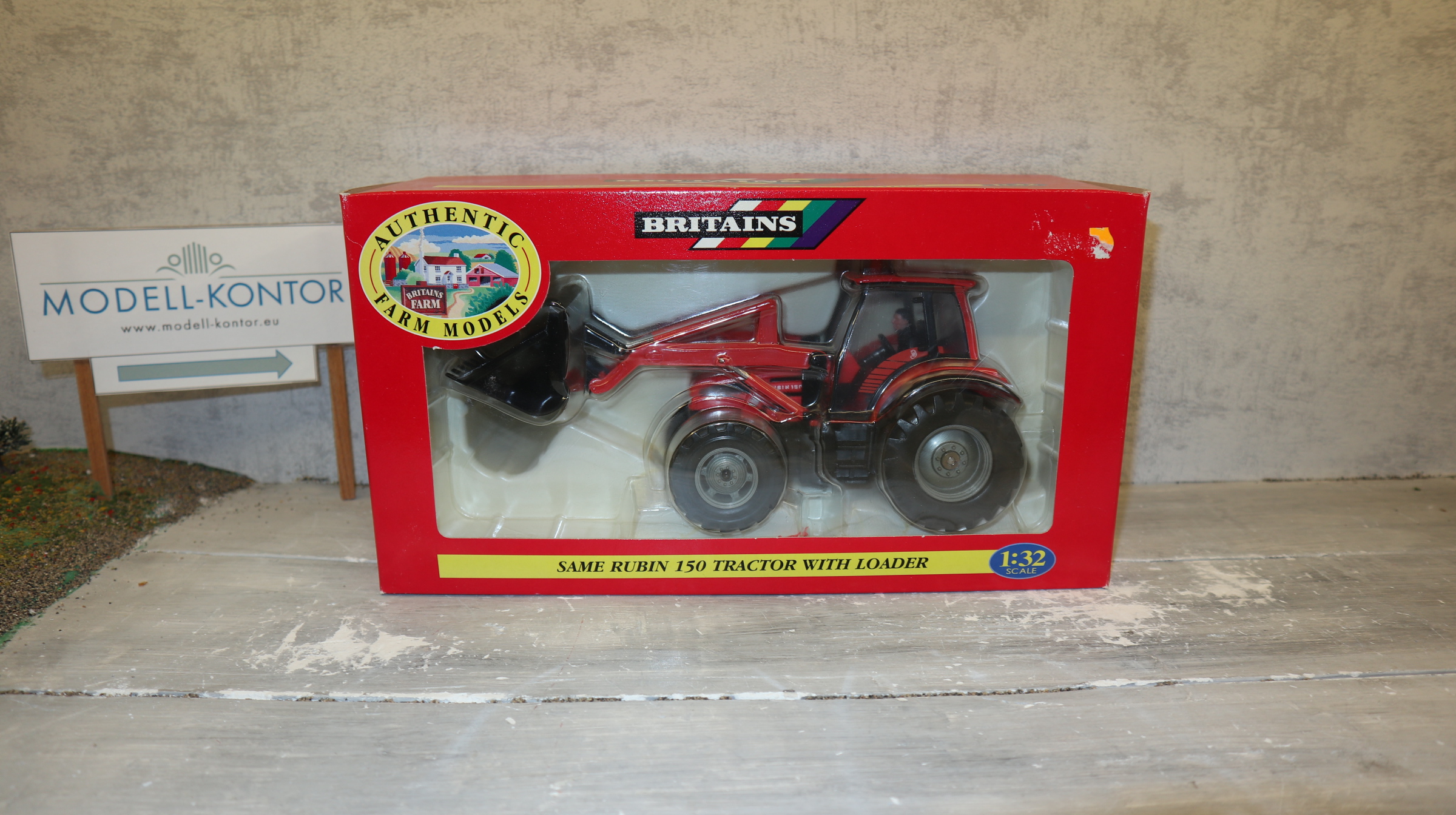 Britains 00037 in 1:32, SAME Rubin 150 mit Frontlader, NEU in OVP