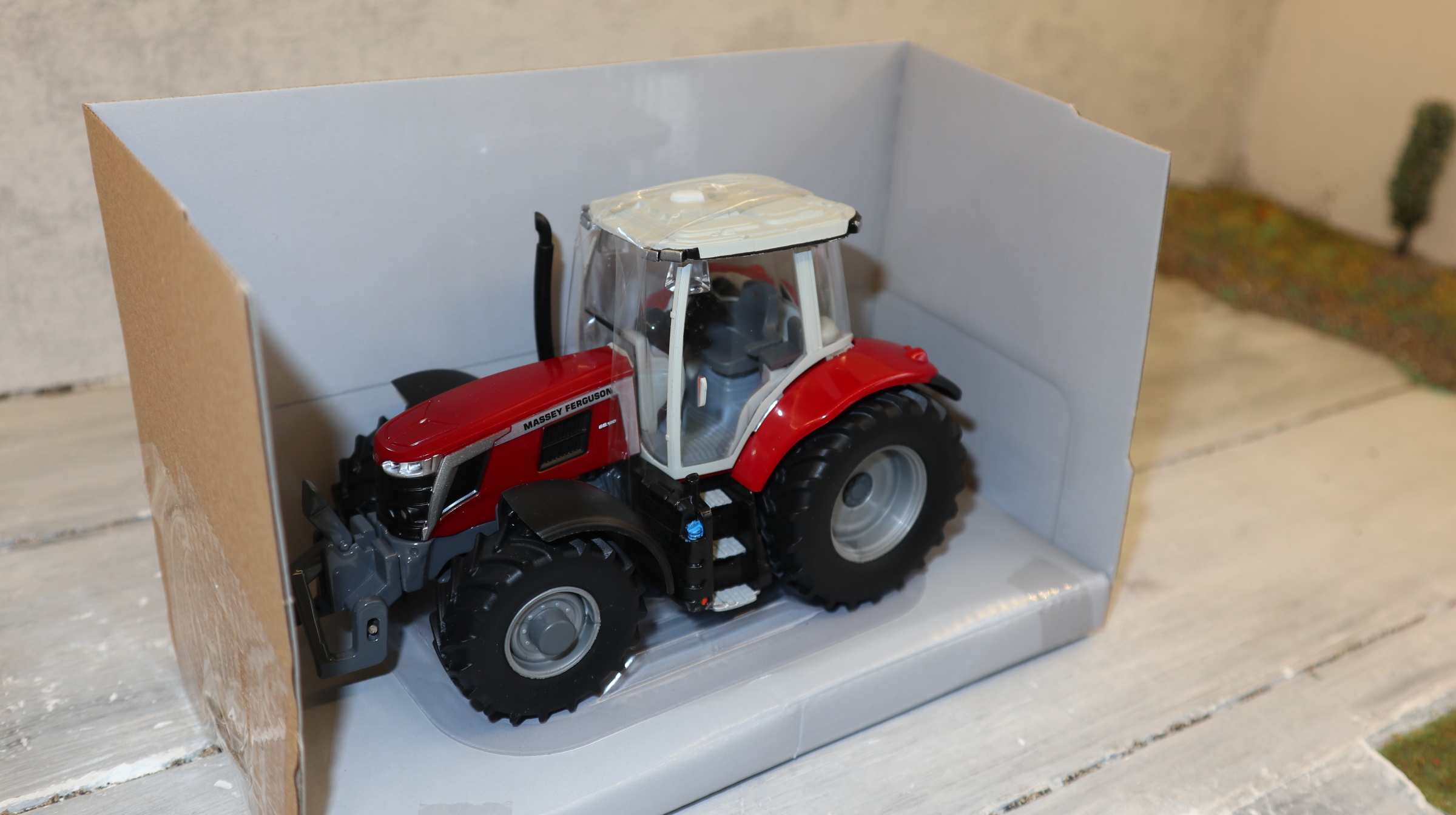 Britains Ertl 16447 in 1:32,  Massey Ferguson 6S.180,  aus USA, NEU in OVP