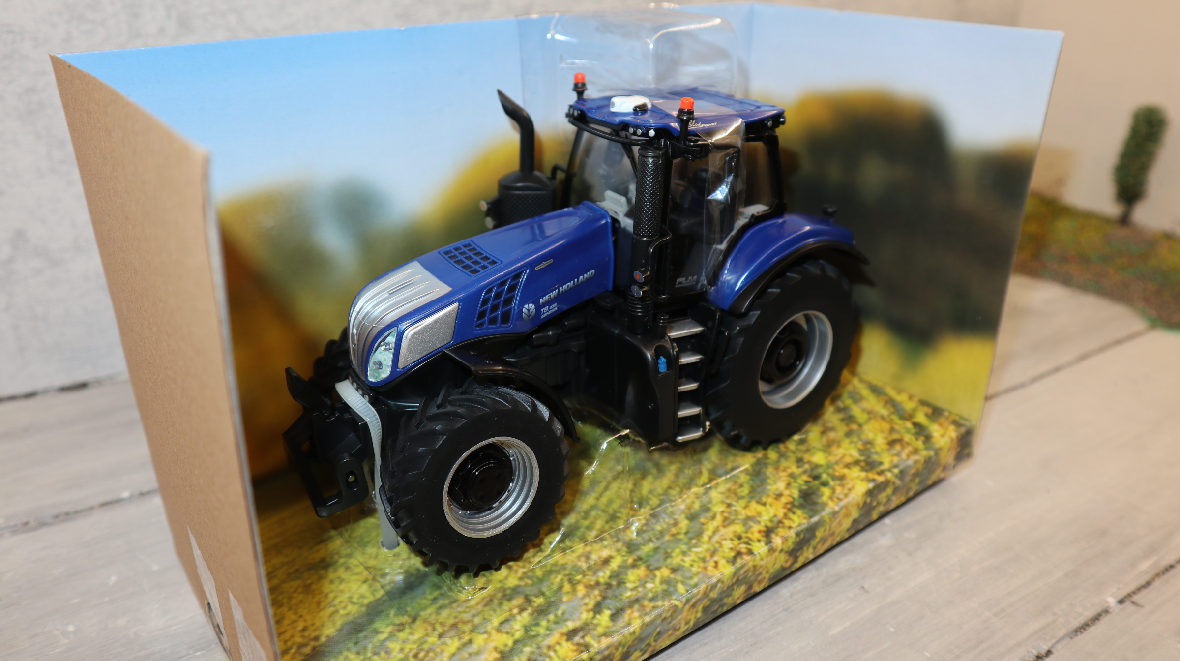 Britains 43216  in 1:32 New Holland T8.435, NEU in OVP