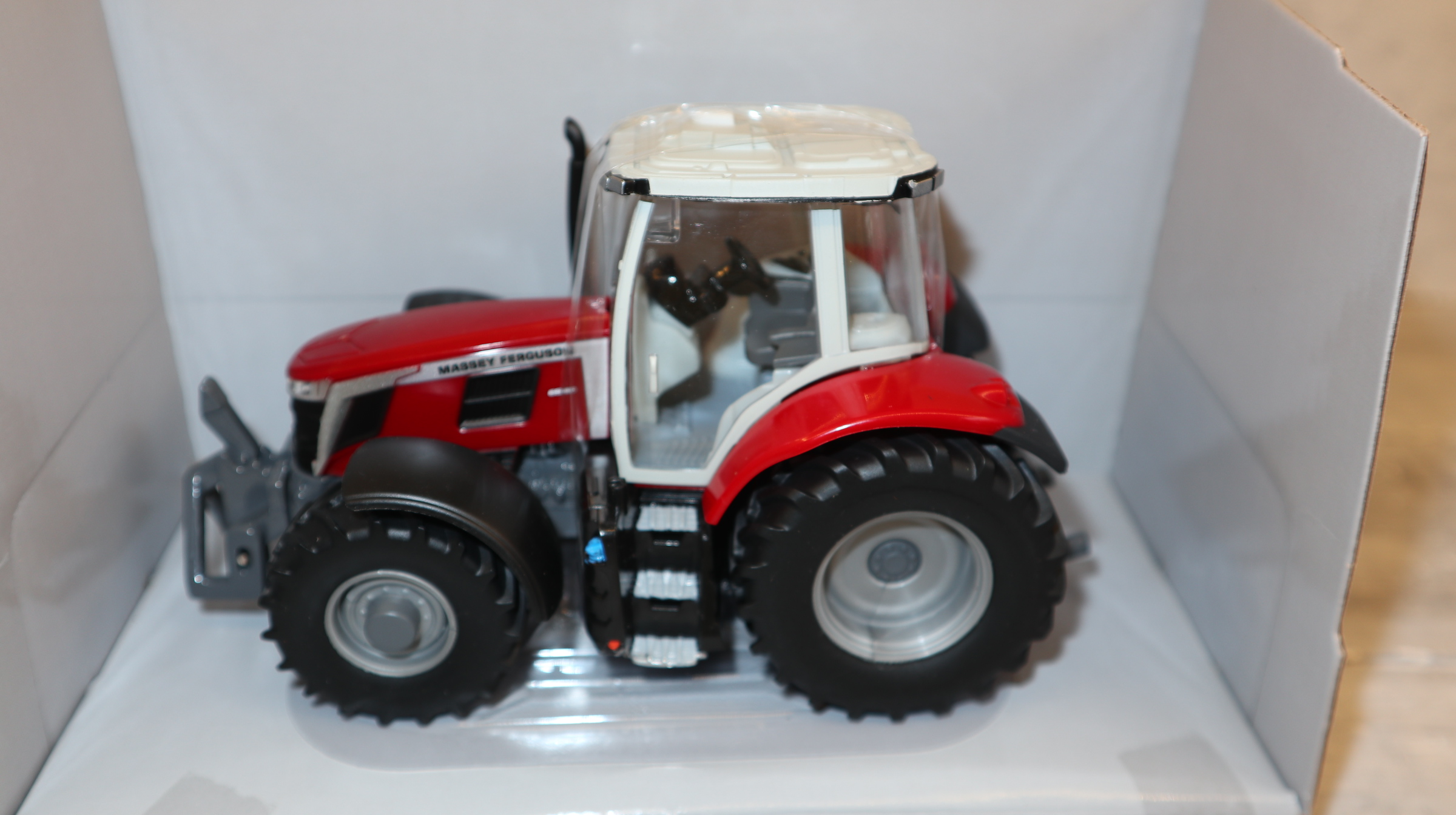 Britains Ertl 16447 in 1:32,  Massey Ferguson 6S.180,  aus USA, NEU in OVP