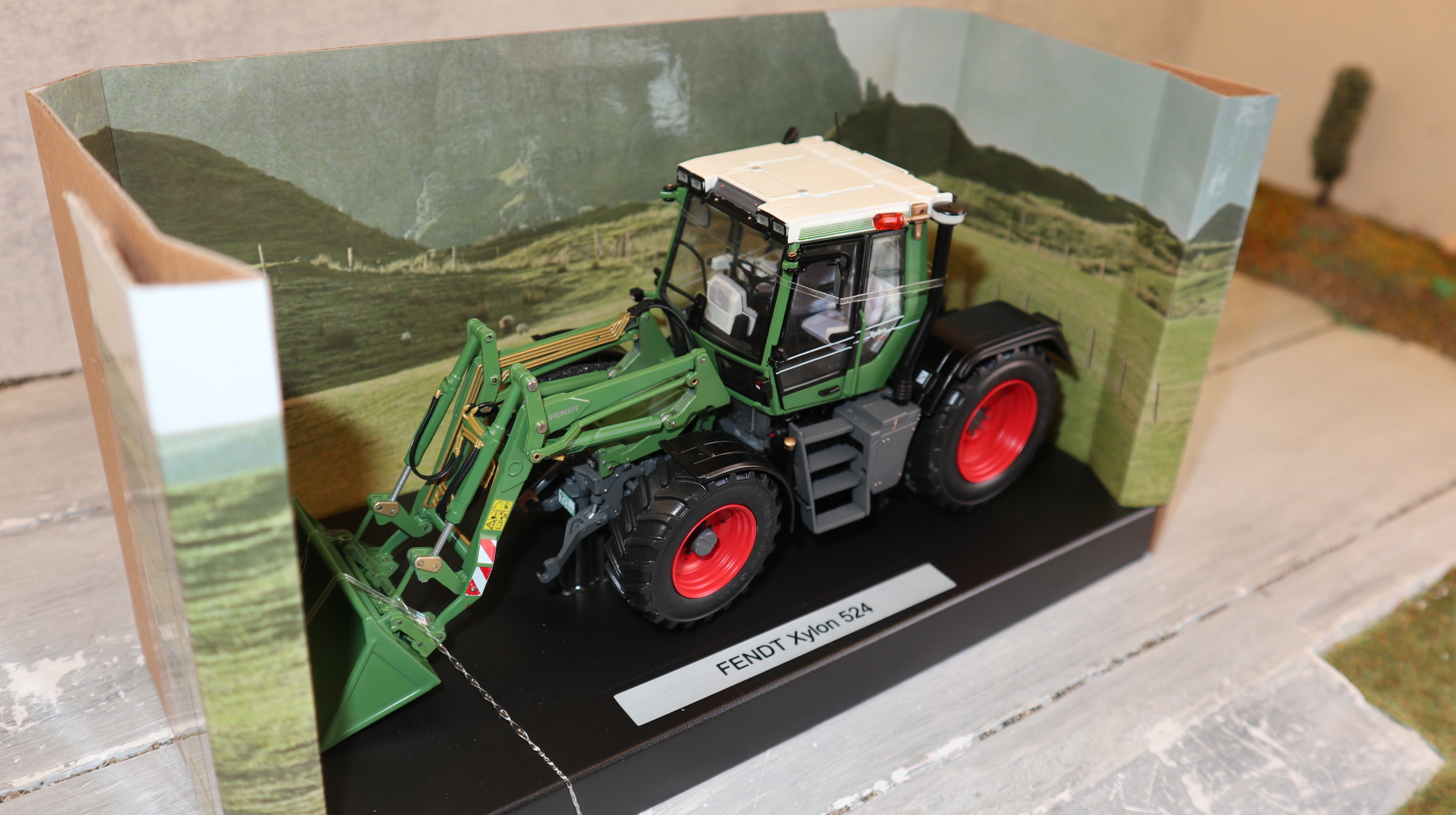 Weise Toys 1082 in 1:32, Fendt Xylon 524 mit Frontlader,  NEU in OVP