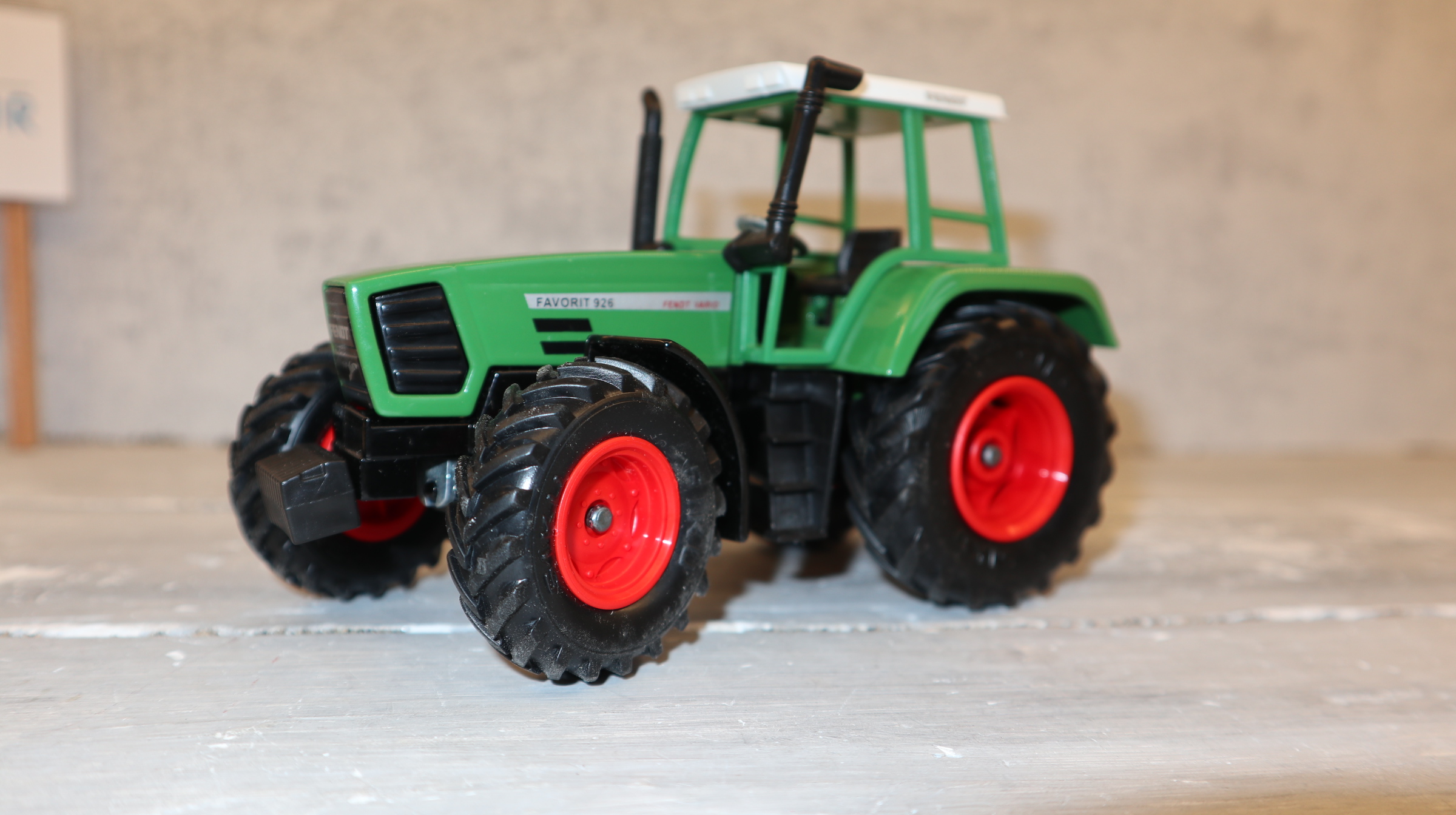 Siku 2961 in 1:32, Fendt Farmer 926 mit schwarzem Chassis , NEU in OVP