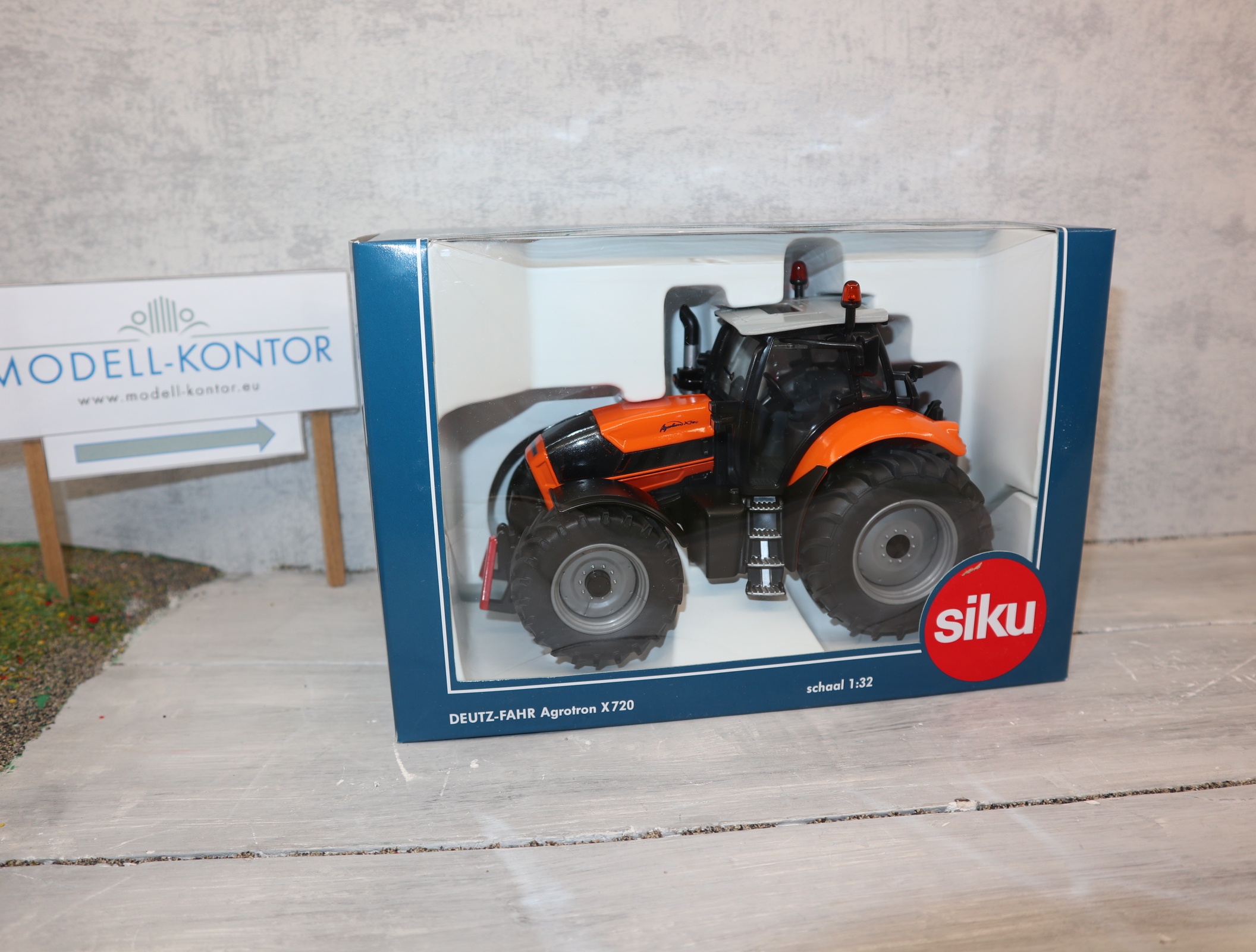 Siku Farmer 3266 1:32  DEUTZ-FAHR Agrotron X720 Traktor kommunal Sondermodell aus NL